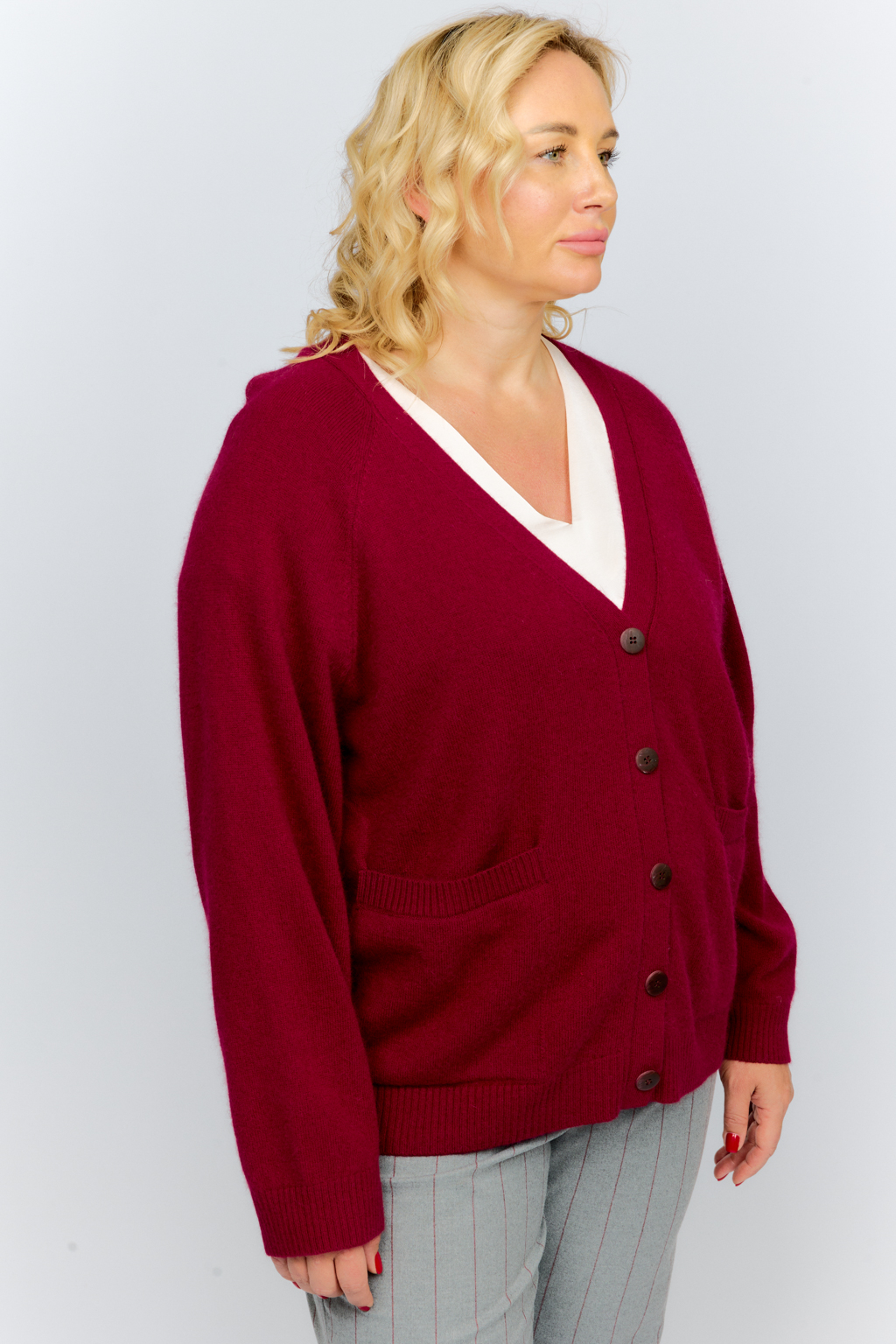 Кардиган прямого силуэта с V-образным вырезом и двумя накладными карманами. Застежка на пуговицах.