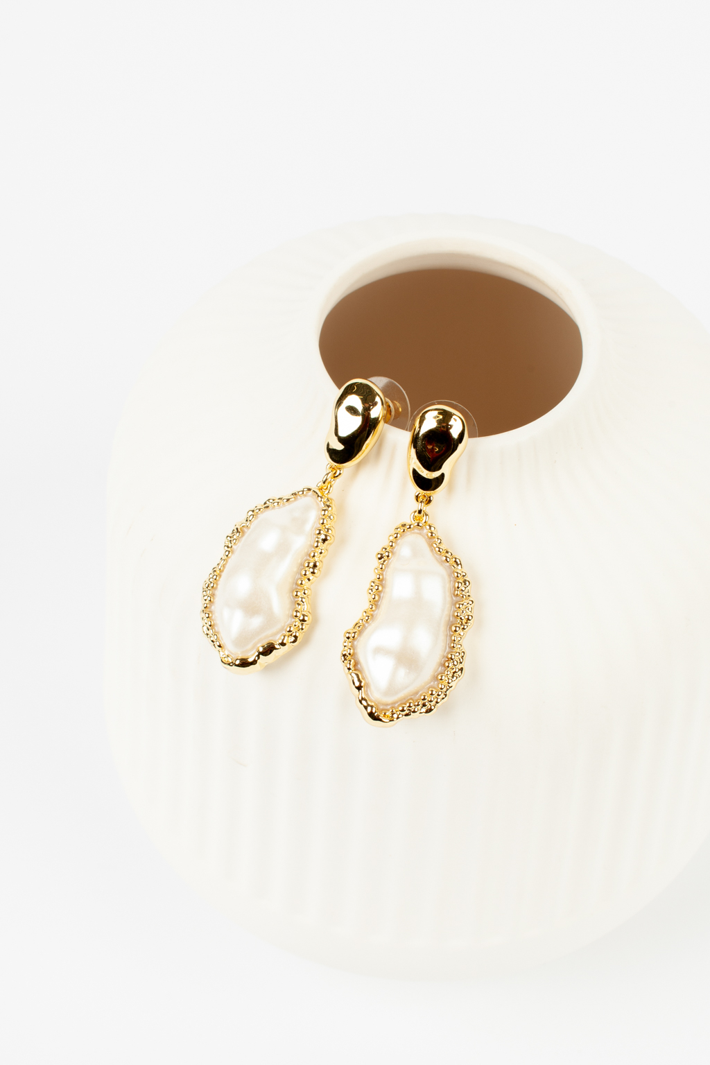 Изысканные серьги идеально дополнят образ. Украшение выполнено из бижутерного сплава с гальваническим покрытием.