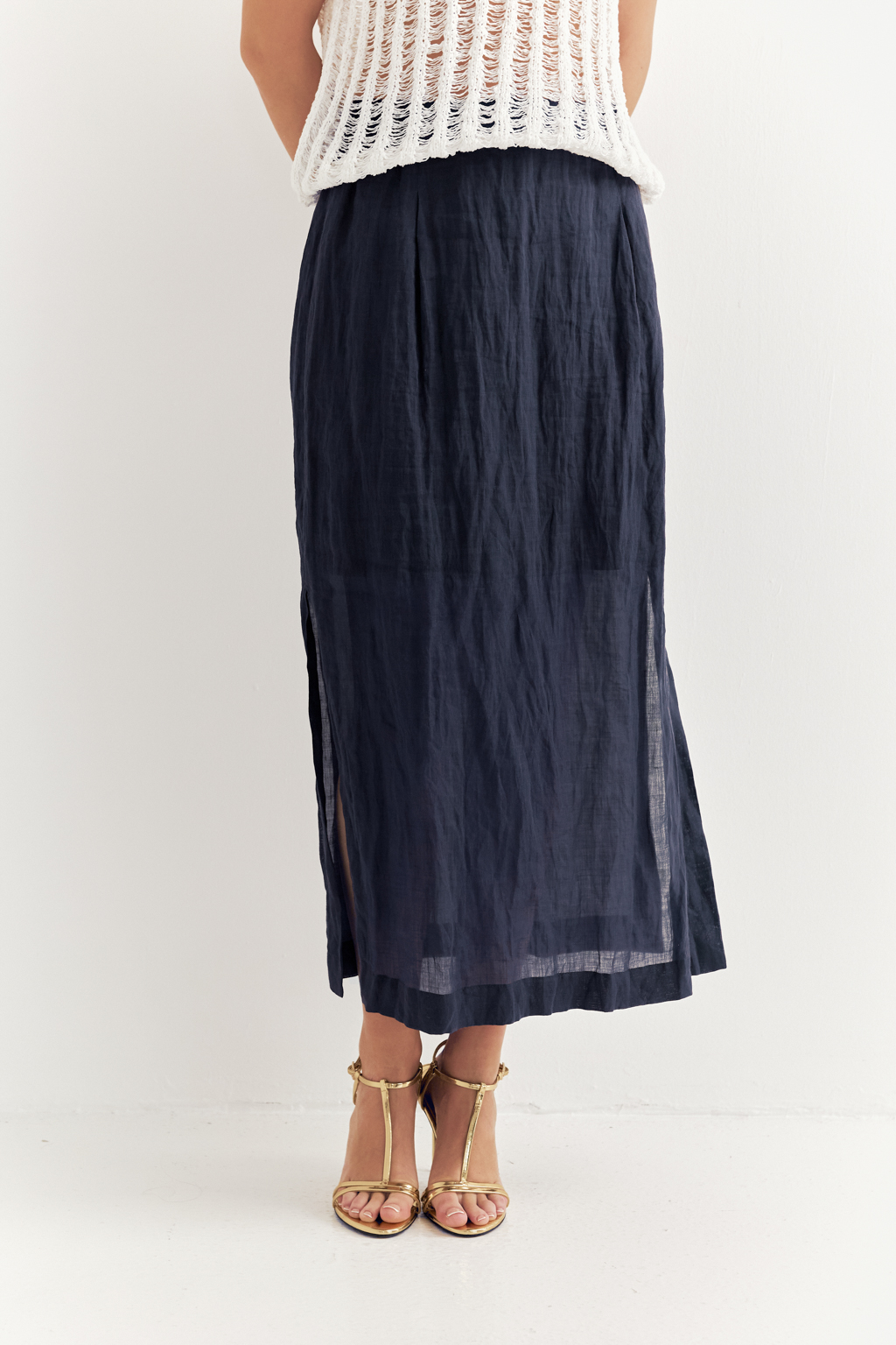 Универсальная прямая юбка отличается свободой кроя, позволяющей создать на её поверхности неповторимый крэш-эффект. Изготовленная из стопроцентной крапивы цвета деним, она обладает уникальной текстурой и естественной элегантностью. Эластичный пояс и разрезы в боковых швах обеспечивают оптимальный комфорт и удобство в движении. Эта юбка станет идеальным дополнением к жакетам из крапивы, льна и хлопка, а также прекрасно сочетается с трикотажными топами, создавая гармоничный и стильный образ. Для сохранения безупречного внешнего вида рекомендуется хранить платье в свернутом виде.