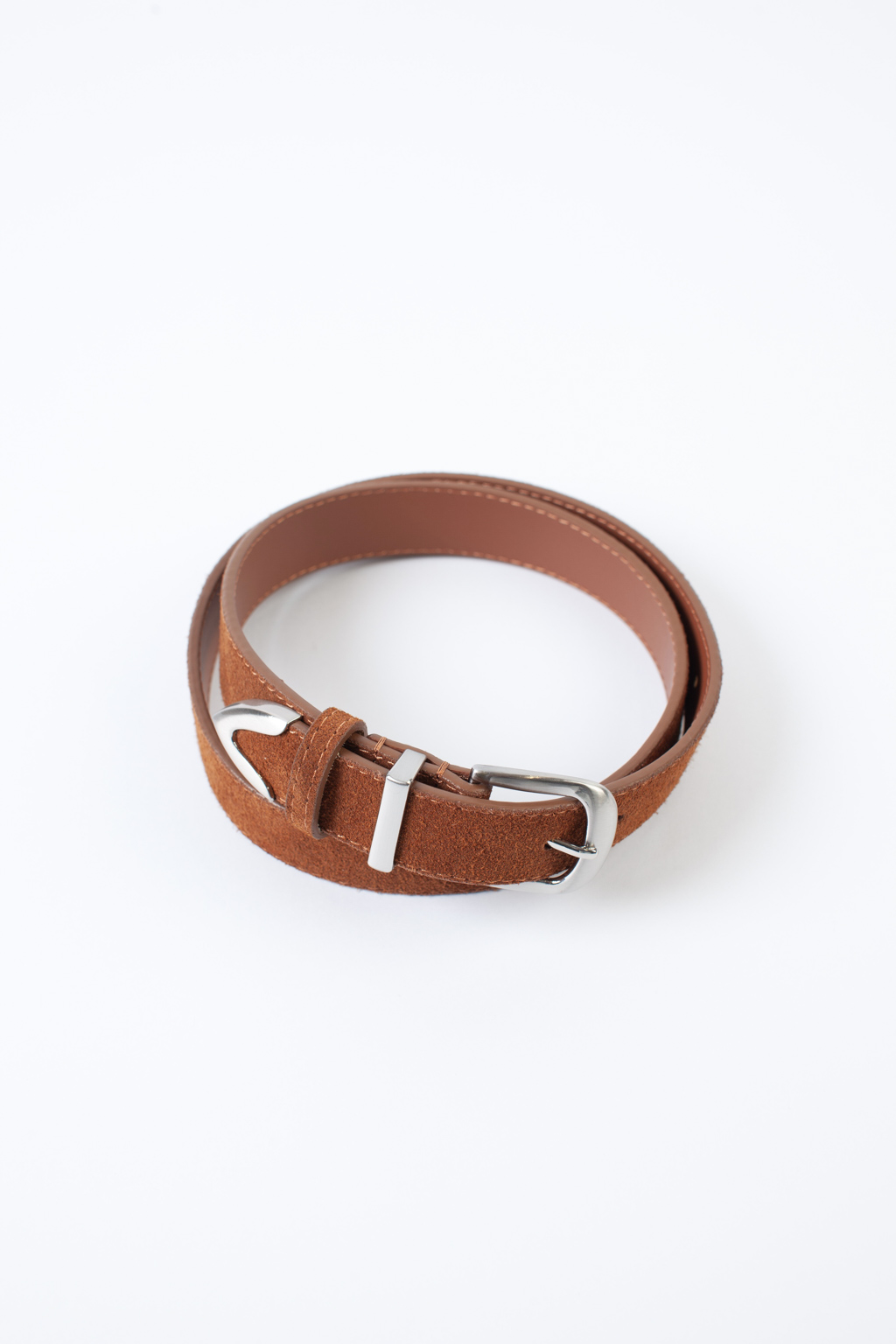 Ремень из натуральной замши  с серебрянной пряжкой. Длина ремня 1,1 м, ширина 2,7 см.