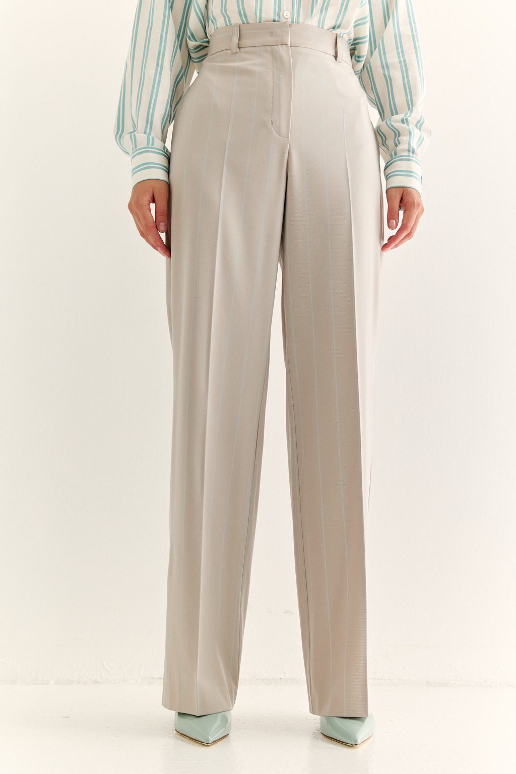 Классические брюки: основа уверенного гардероба. Брюки прямого силуэта с высокой посадкой — это безупречная база, которая работает в любом образе. Чёткие стрелки визуально вытягивают ноги. Идеальны для сочетания с жакетами, блузами, рубашками или трикотажем. Актуальны в деловом комплекте и легко вписываются в повседневный стиль. Брюки, в которых комфорт сочетается с точностью.