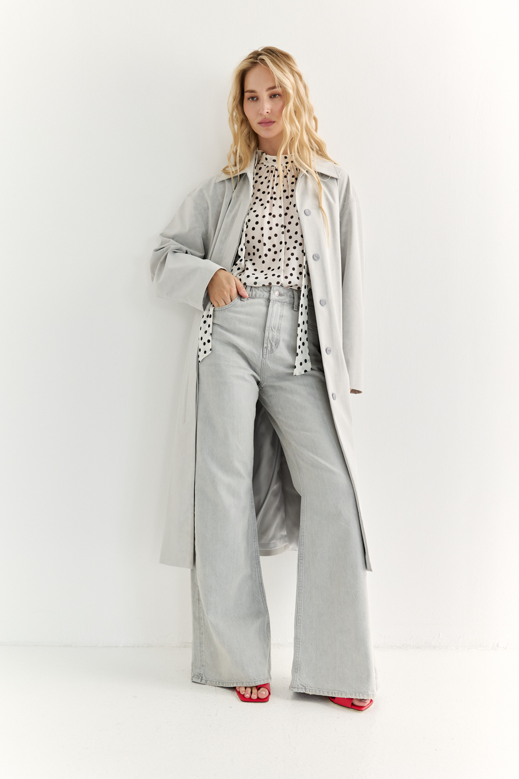 Современные джинсыс расклешением от колен в актуальном светло-голубом цвете. Премиальный деним с содержанием эластана обеспечивает комфорт в носке.