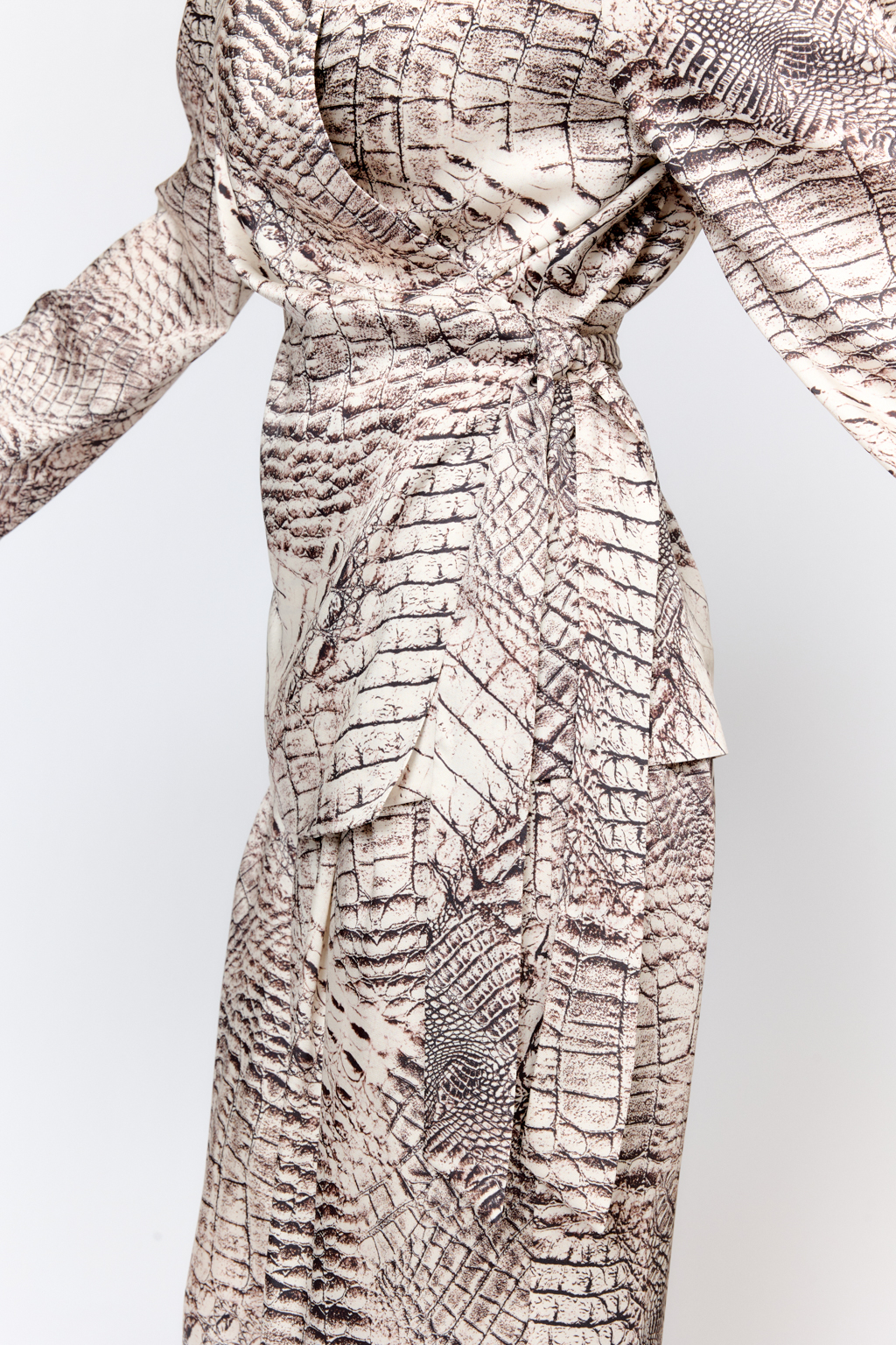 Жакет на запах с завязкой на пояс по талии со складками из струящейся ткани с атласной фактурой и невероятной приятной тактильностью. Вырез горловины глубокий V-образный. Жакет свободного кроя, без подклада для комфортных и праздничных образов в пижамном стиле с брюками в той же ткани из коллекции, а также можно создавать образы, используя модель в качестве блузы с джинсами, брюками, юбками. Преимущества ткани: полиэстер добавляет прочности и практичности, сохраняя форму изделия. Ткань мягко драпируется, легкая и приятная на ощупь. Цветовое сочетание в дизайне принта позволяет комбинировать изделие с другими моделями коллекции.