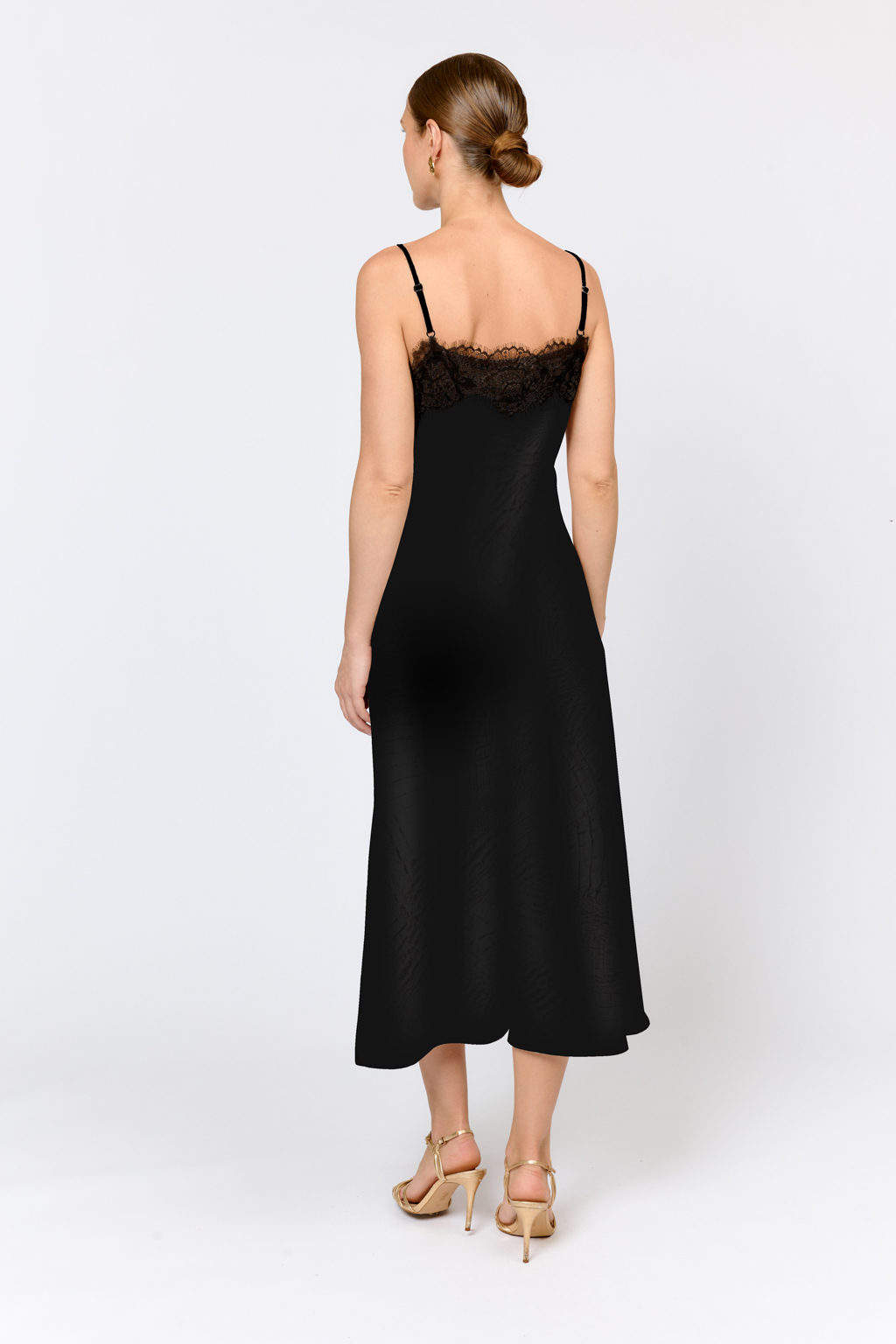 Платье-комбинация, скроенное по косой, на тонких бретелях и отделанное декоративным кружевом по верхней части. Длина платья миди. Идеально для женственных образов для особых случаев и повседневной жизни в сочетании с базовыми жакетами, свитерами и кардиганами. Преимущества ткани: волокна района позволяют материалу красиво струиться по фигуре, делая ткань пластичной и приятной к телу. Полиэстер делает ткань менее сминаемой и легкой в уходе. Приятная на ощупь фактура делает изделие комфортным в носке.