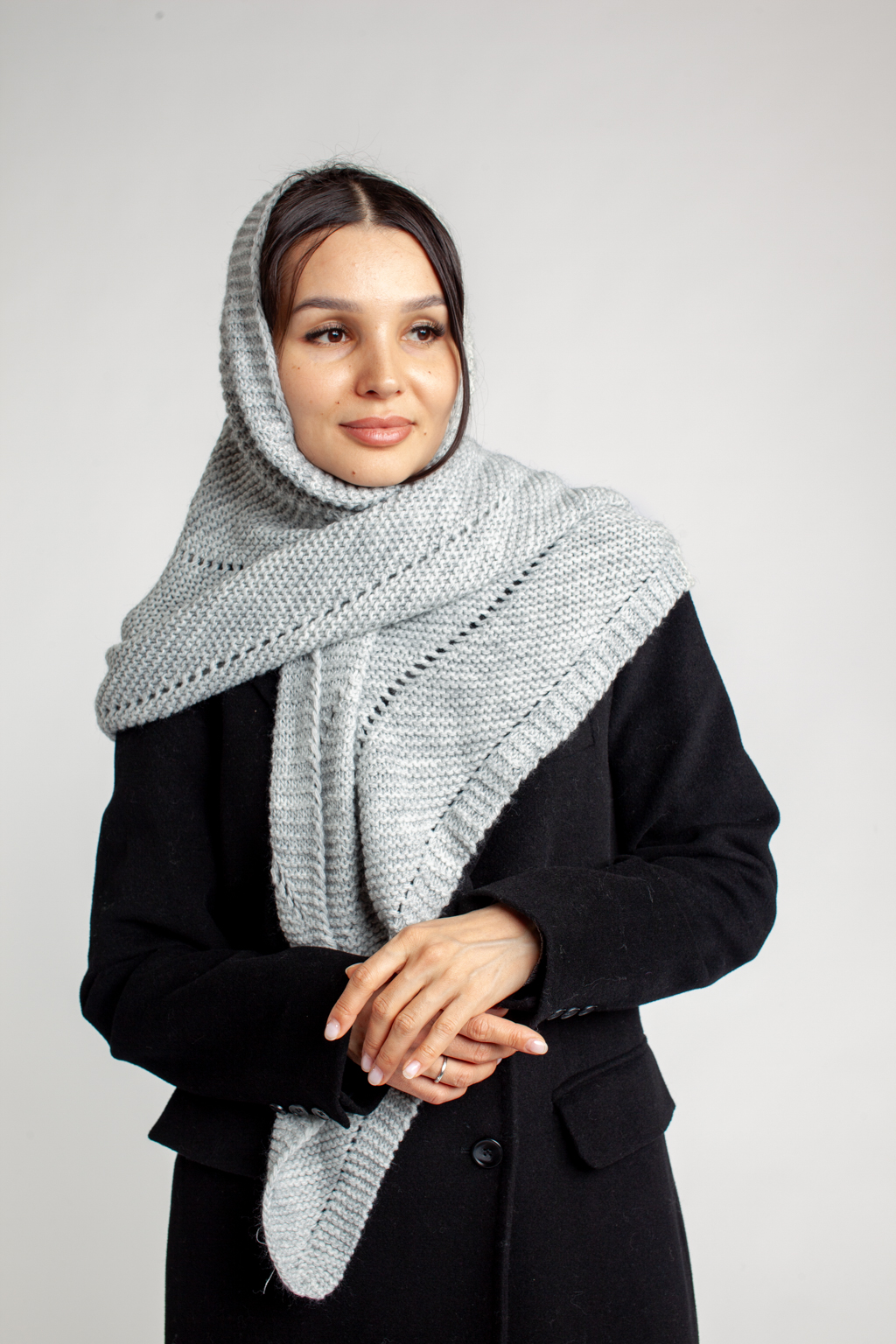 Косынка женская-  универсальный аксессуар, обладающий согревающей функцией и возможность обыгрывать образ в любой интерпритации. В составе материала шерсть, обеспечивающая морозоустойчивость и сохранения тепла в холодный период.