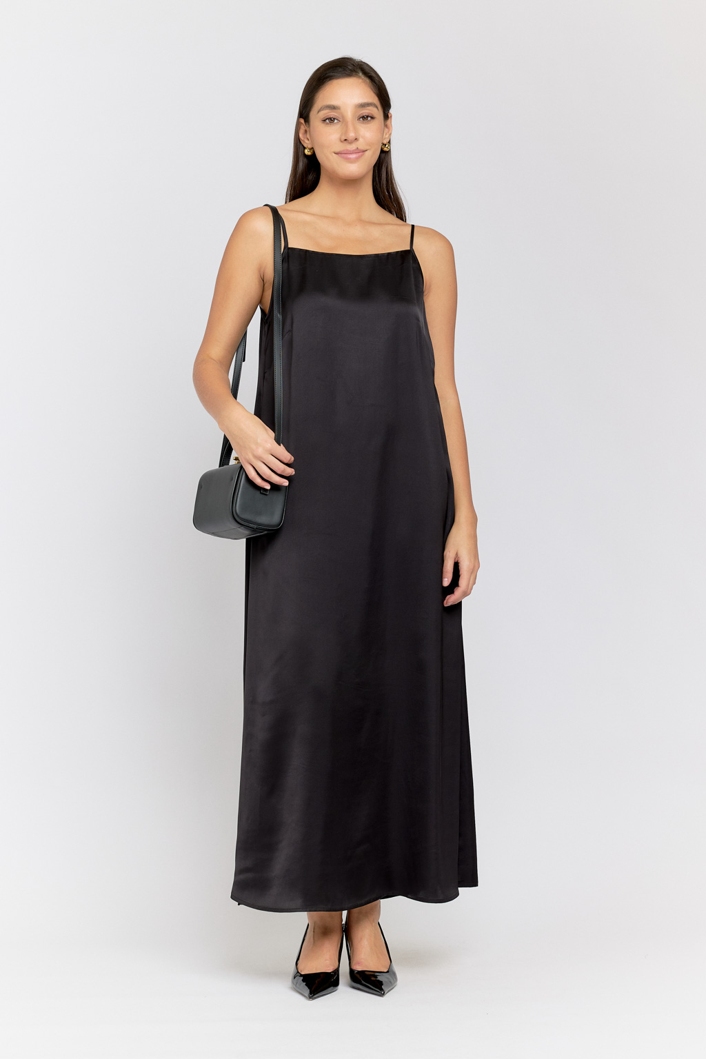 Дизайн этой кожаной сумки придает ей особый шарм и элегантность. Она имеет удобные регулируемые ремешки, которые позволяют настроить длину под Ваши предпочтения. Изготовленная из высококачественной натуральной кожи, эта женская сумочка обладает не только изысканным внешним видом, но и долговечностью. Она прекрасно держит форму, сочетается с любым образом,  подчеркивает Ваш стиль и индивидуальность. Размеры сумки: 18*10*11 см