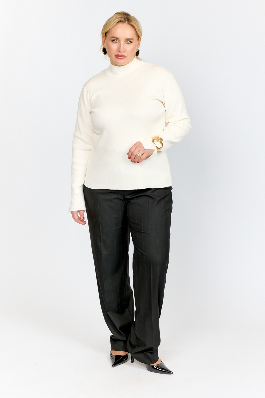 Джемпер приталенного силуэта с воротником стойка. Рука длинный, разрезы на манжетах.