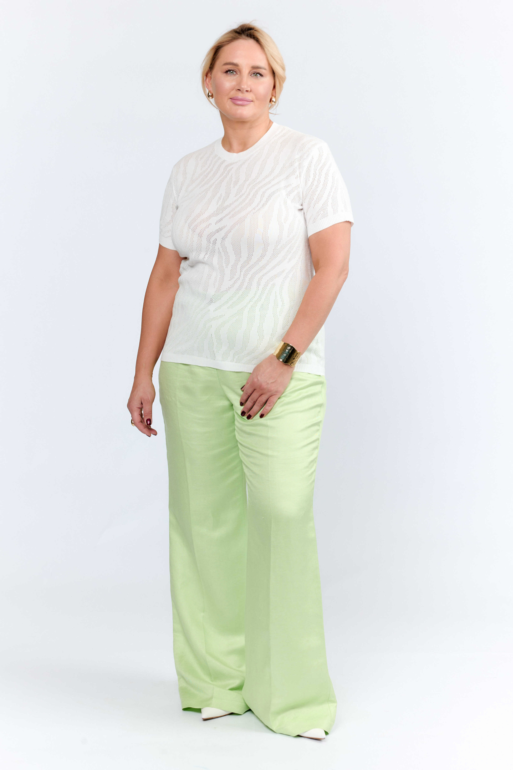 Джемпер с анималистичной вязкой с коротким рукавом прямого кроя.