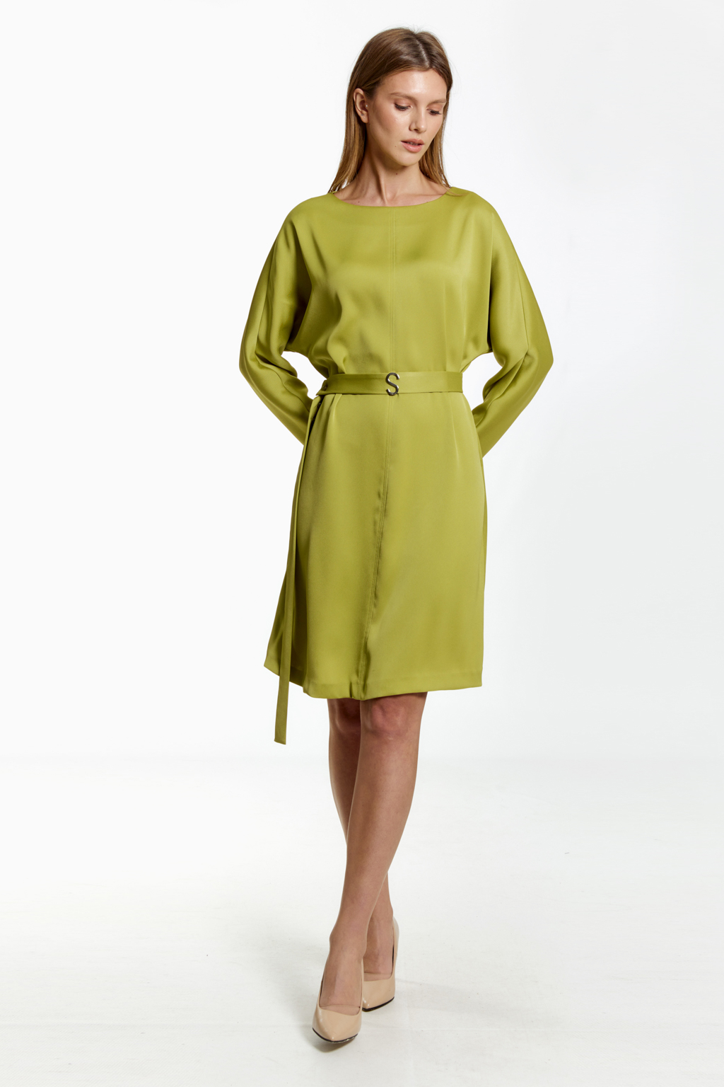 Платье с цельнокроеным рукавом длиной выше колен. Приталивается поясом с декором.