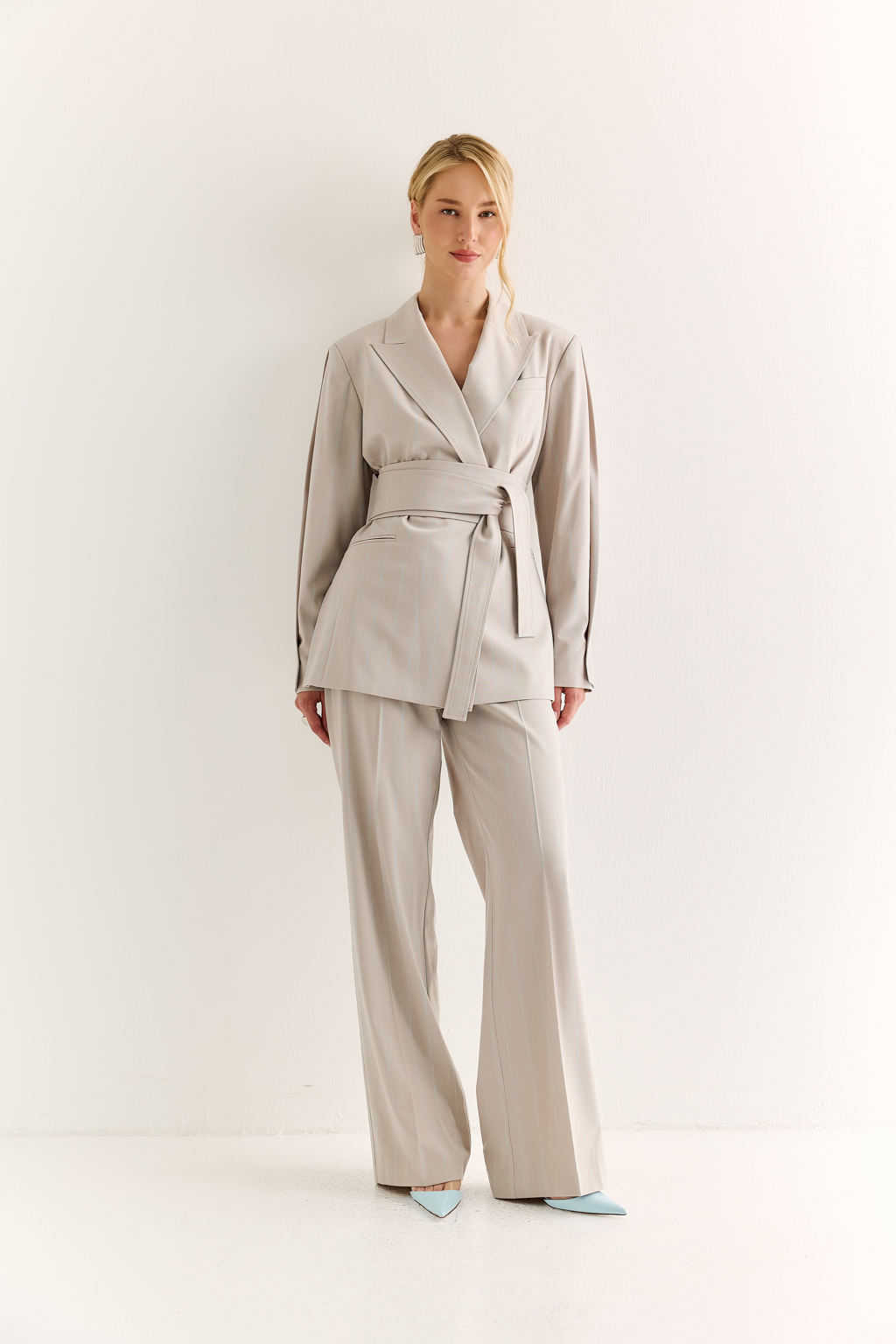 Жакет с поясом-кушаком: мягкая сила и подчёркнутая линия. Этот жакет сочетает в себе структурированную форму и пластичность драпировки. Приталенный силуэт акцентирован широким поясом-кушаком, который завязывается на талии, формируя выразительную линию «песочных часов» и добавляя образу женственности без излишней строгости.
Острые лацканы, аккуратная линия плеч и выверенный крой рукавов делают модель универсальной: для делового дня, кэжуал-комплекта или вечернего выхода. Пояс, завязанный на узел или бант, задаёт настроение и подчеркивает индивидуальность. Гармония формы и мягкости. Жакет, который раскрывает силу через утончённость.