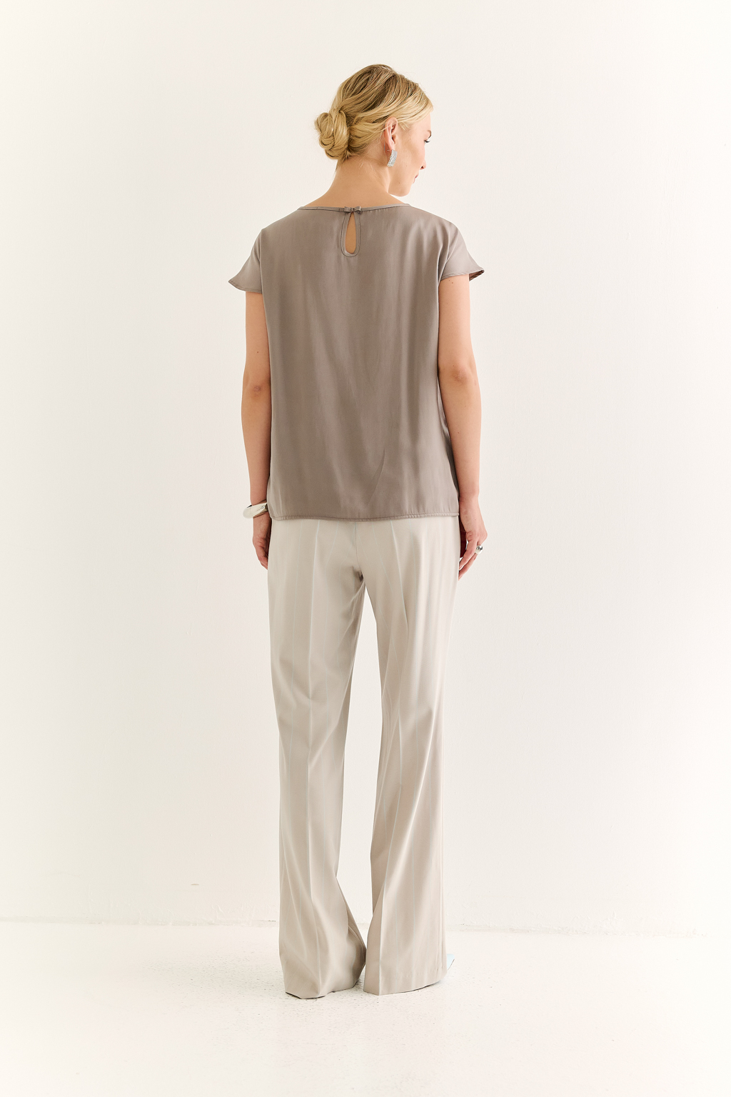 Блуза прямого силуэта с короткими рукавами