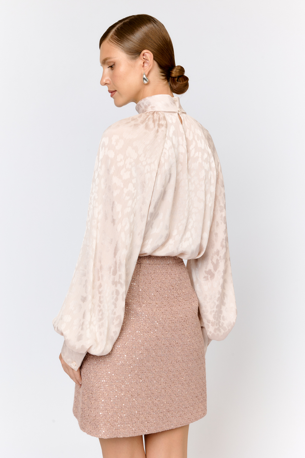 Блуза свободного кроя с объемным рукавом на резинке. Рукав реглан. Шифон дарит  изделию легкость, воздушность и мягкий драпирующийся силуэт. Преимущества ткани: воздушная  текстура, практичность в уходе и стойкость цвета. Легкость материала позволяет  создать многослойные силуэты без утяжеления.