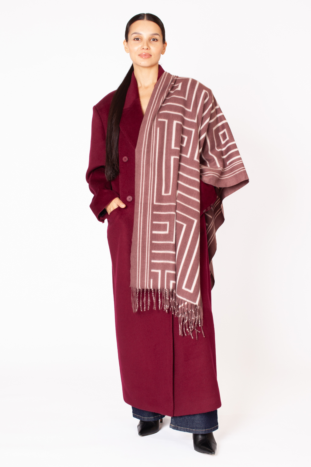 Палантин с геометрическим принтом изготовлен из практичной и приятной на ощупь 100 % вискозы. Изделие согреет в прохладную погоду, защитит от ветра голову и шею, с легкостью адаптируясь к различным комплектам для межсезонья.