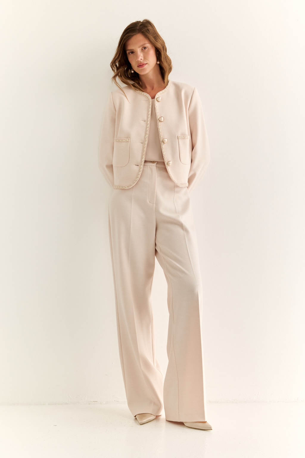 Классические брюки: основа безупречного гардероба. Прямые брюки с высокой посадкой и чёткими стрелками — это универсальный силуэт, который подчеркивает достоинства фигуры и вытягивает силуэт. Анатомичный пояс и лаконичные боковые карманы обеспечивают комфорт и чистоту линий, а гладкая спинка делает модель ещё более элегантной. Подходят для делового комплекта с жакетом, а также легко адаптируются в повседневный гардероб с рубашкой, топом или трикотажем. Брюки, которые не требуют усилий, чтобы выглядеть стильно. Форма, проверенная временем. Актуальность — в деталях.