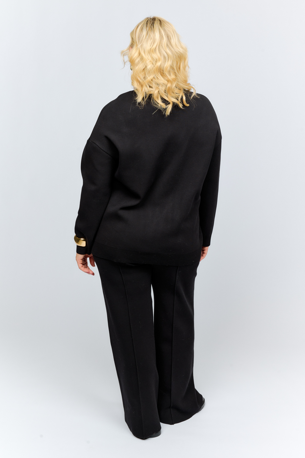 Джемпер прямого кроя с круглым вырезом и рукавом полной длины.