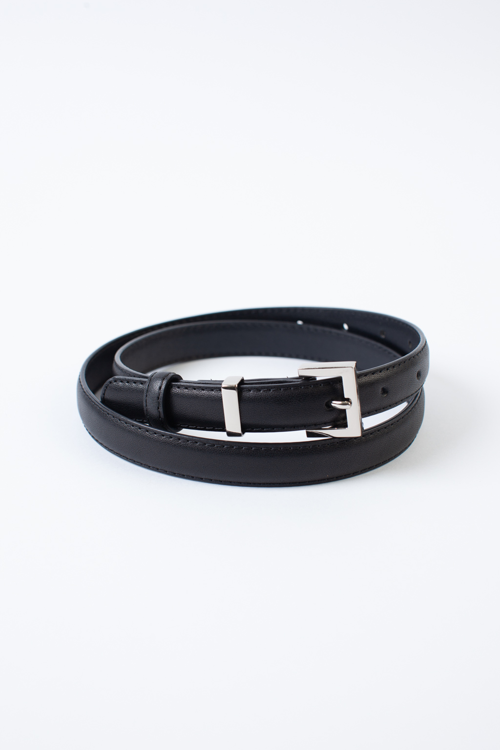 Ремень из натуральной кожи  с серебрянной пряжкой. Длина ремня 1,1 м, ширина 1,9 см.