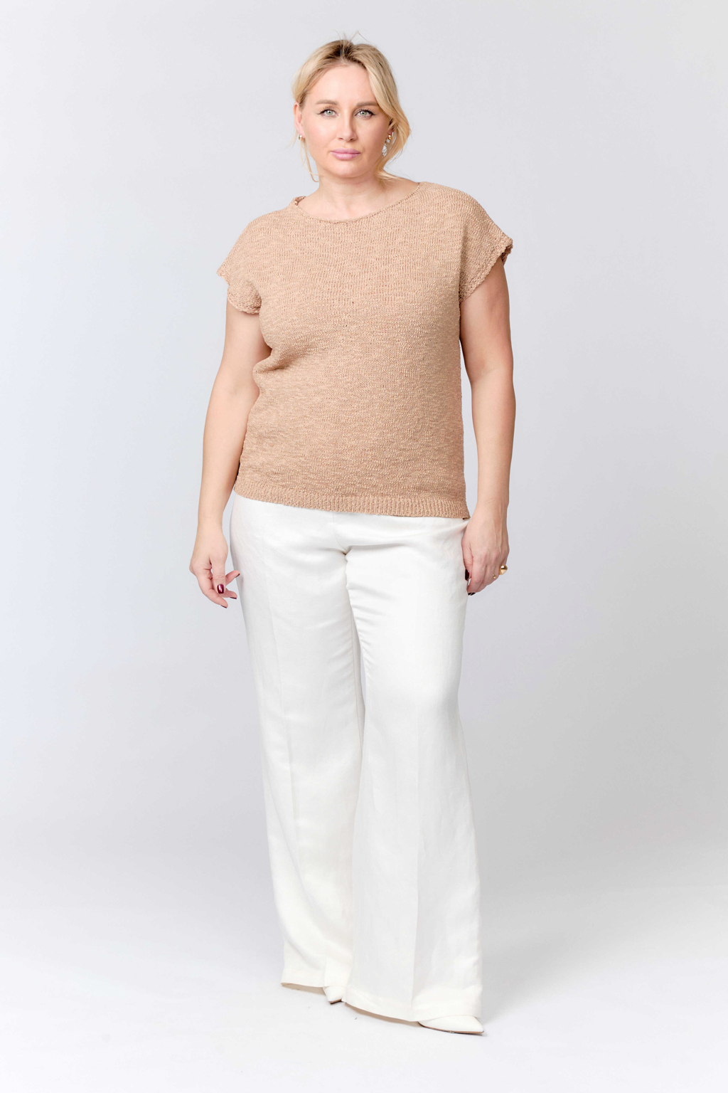 Джемпер без рукавов свободного кроя с круглым вырезом.