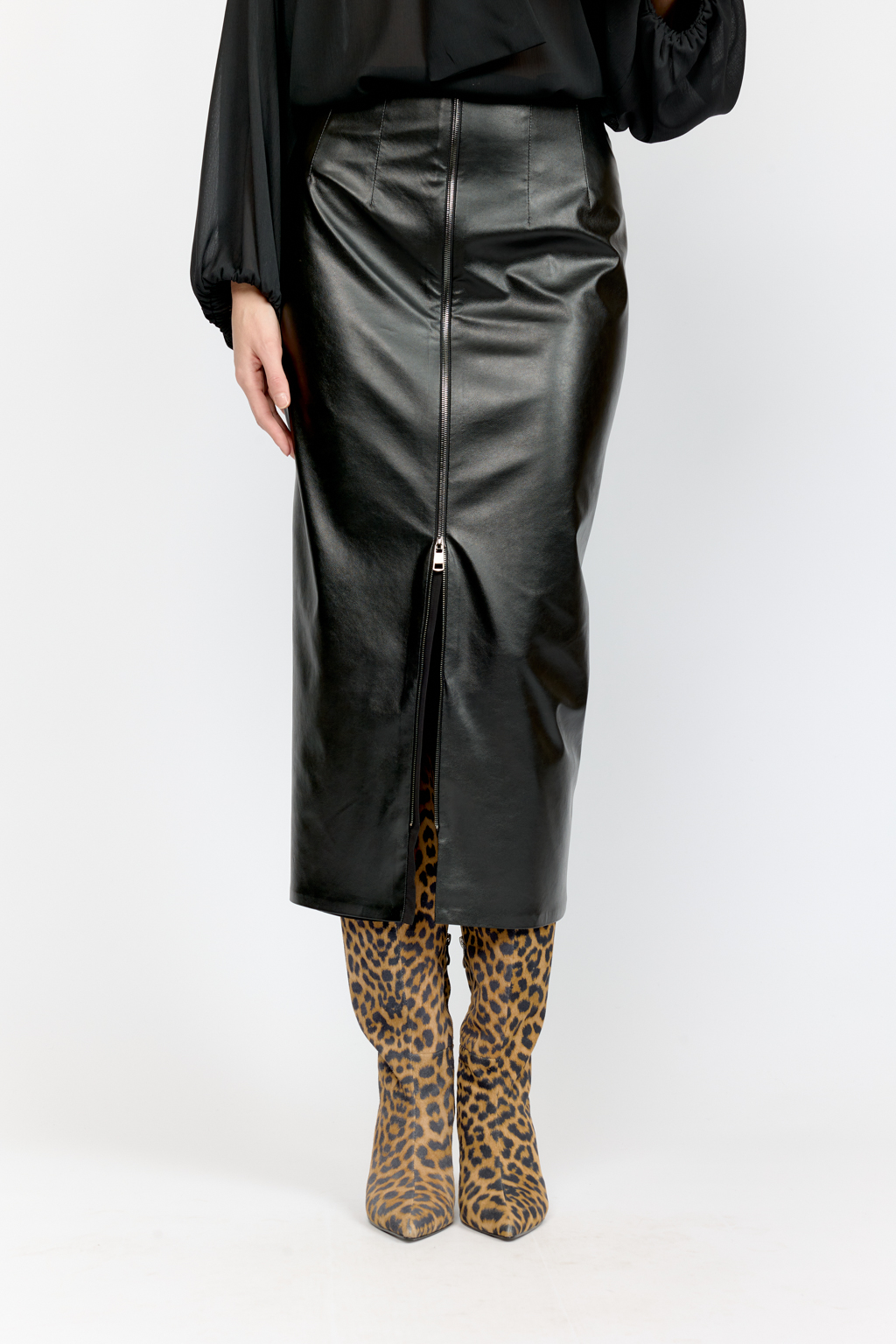 Юбка прямого кроя полуприлегающего силуэта с акцентной застежкой на металлическую молнию спереди из черной экокожи .