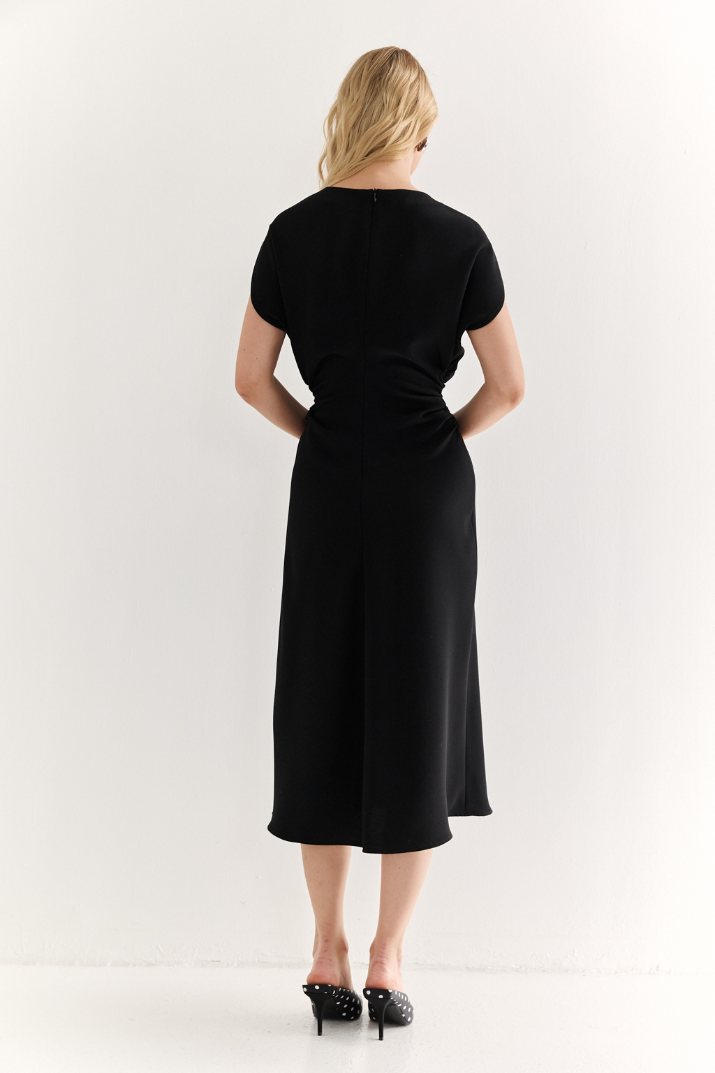 Платье с акцентной талией: элегантность, мимо которой невозможно пройтиЭто платье создано, чтобы подчёркивать фигуру и движение. Сборка на талии формирует выразительный силуэт "песочные часы", а клёш по низу придаёт образу лёгкость и динамику. Короткий рукав и округлый вырез подчёркивают лаконичность верха, позволяя сделать акцент на линии тела.Идеально для особых случаев, коктейльных мероприятий или ужинов. При этом легко адаптируется для повседневной элегантности — достаточно выбрать правильную стилизацию.Сдержанный шик с характером уверенной женщины.