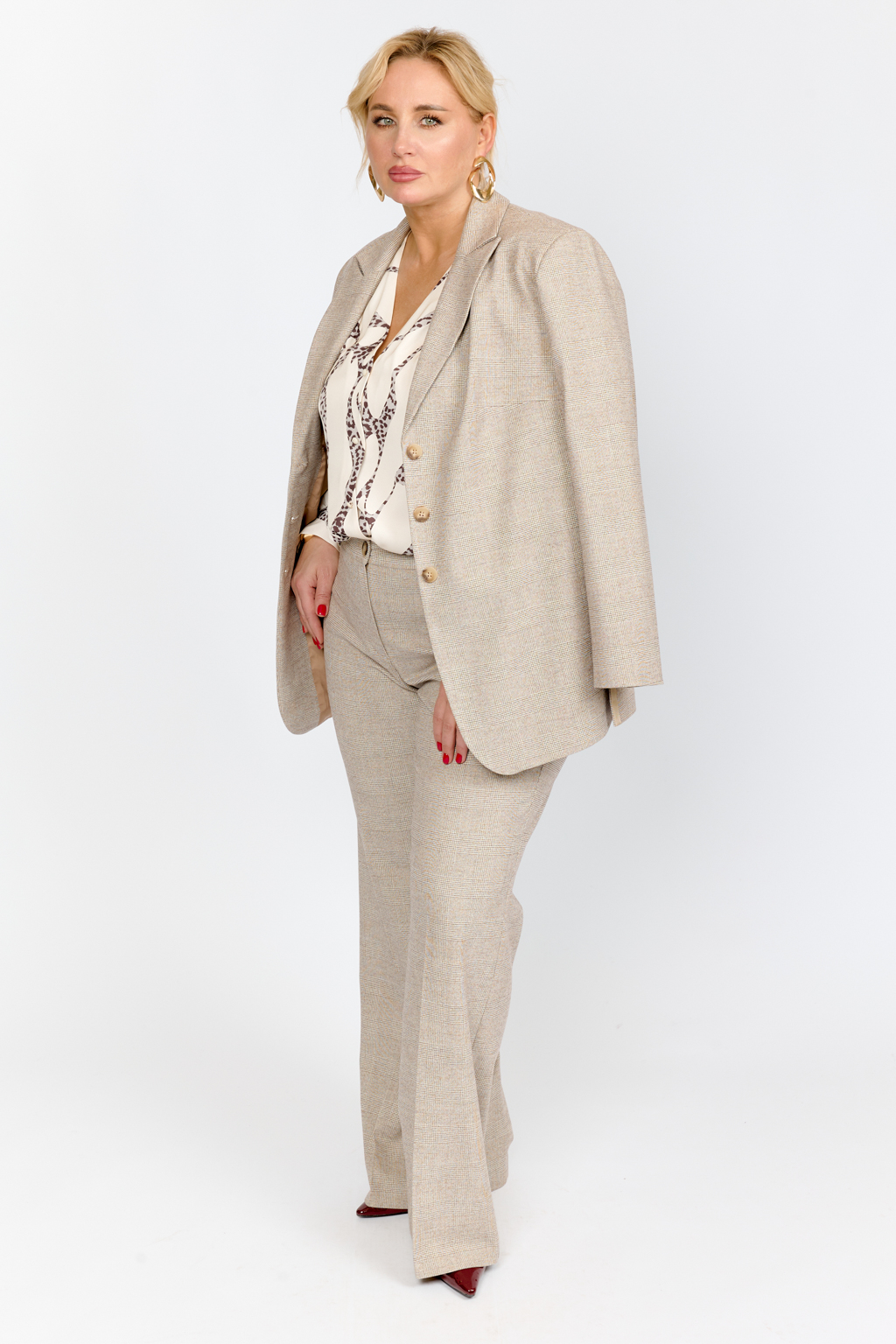 Жакет полуприлегающего силуэта с декоративными разрезами по боковым швам. Приталивается за счет пояса.