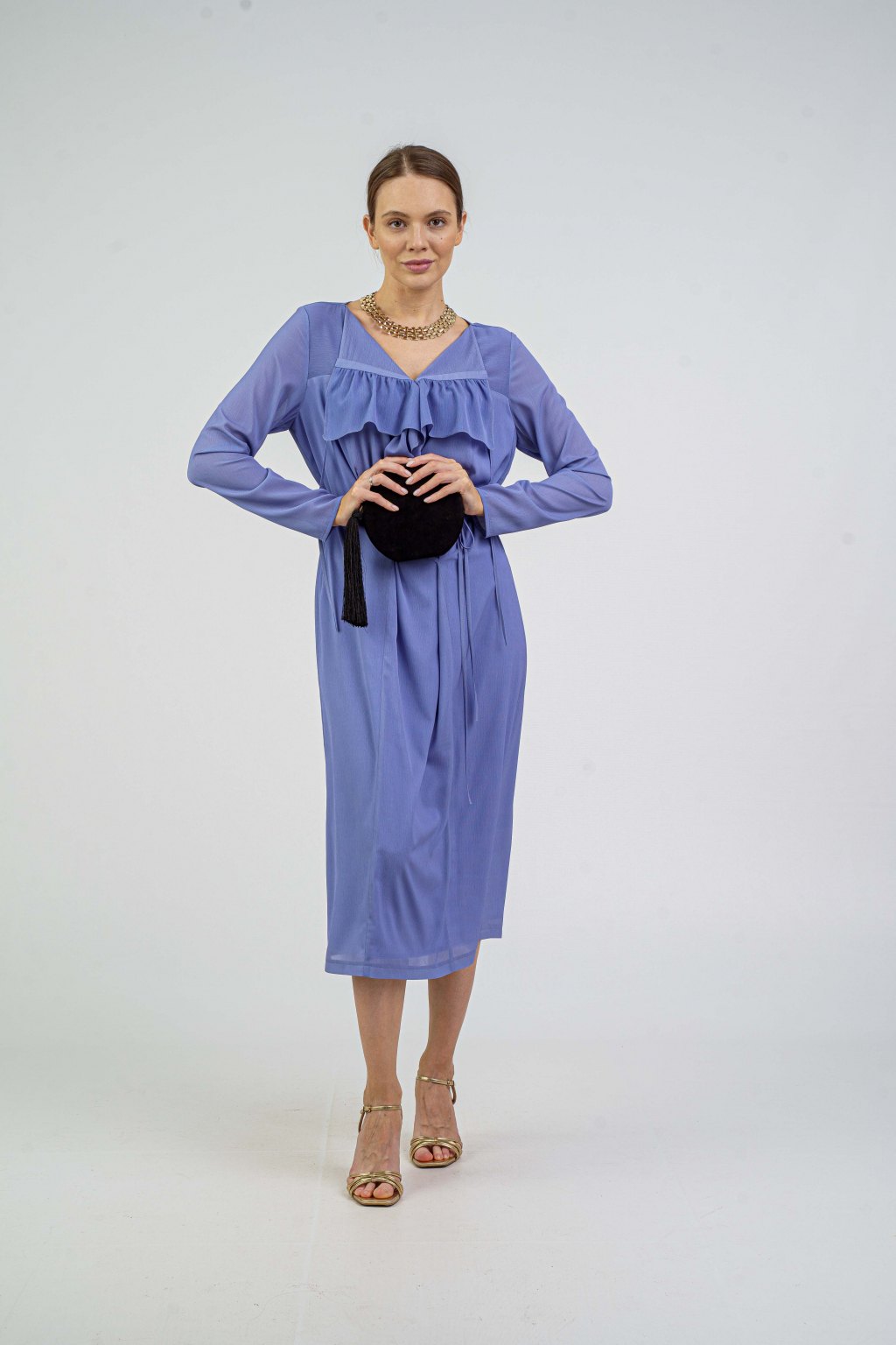  Платье свободного силуэта со сборкой в лавандовом цвете