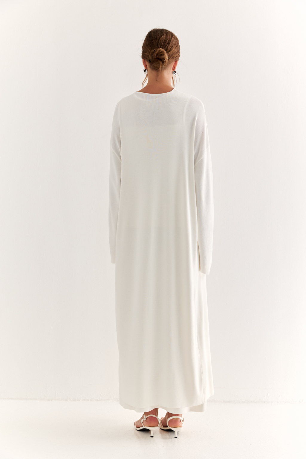 Кардиган длиной миди прямого силуэта с V-образным вырезом.