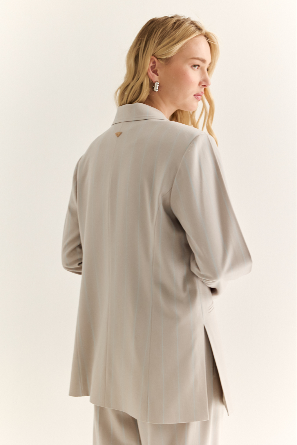 Брюки со складками: актуальный силуэт и комфорт с характером. Эти брюки с высокой посадкой и мягкими складками от талии — отличный баланс между классикой и современностью. Складки добавляют объёма и свободы в движении, формируя красивую линию бедра, а зауженные книзу штанины подчёркивают динамичность образа и визуально стройнят. Прорезные карманы сзади, шлёвки под ремень и точный крой делают модель универсальной: носите с жакетами, блузами или базовыми топами — от офиса до неформальных выходов. Гармония объёма и структуры. Брюки, которые работают на вашу фигуру.