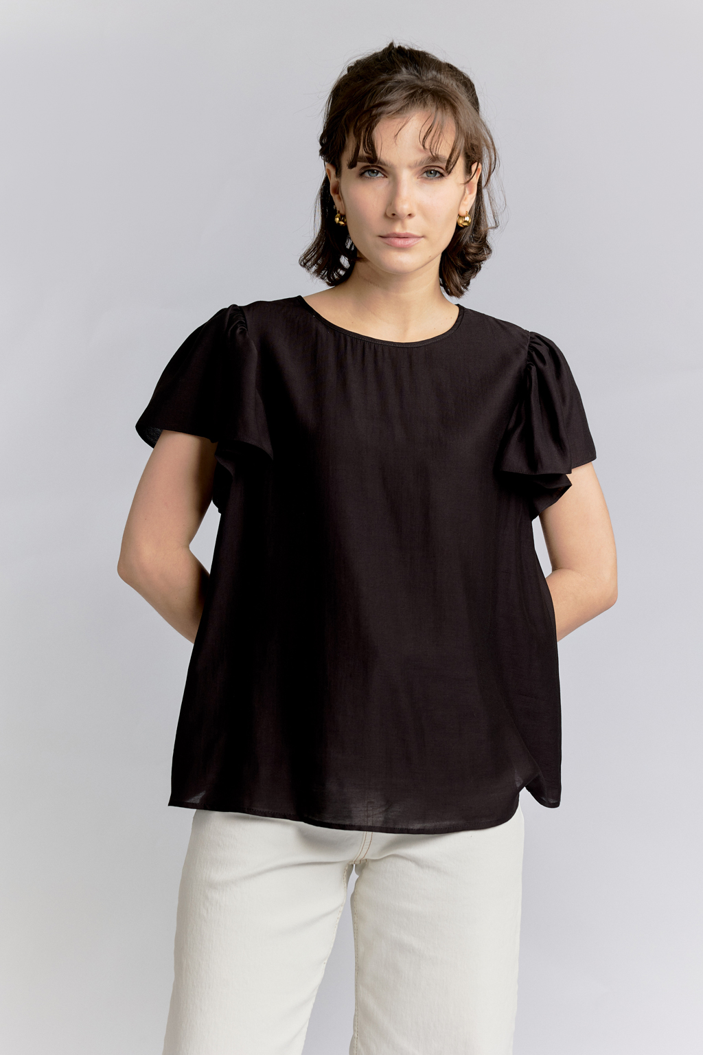 Блуза прямого силуэта с рюшами на рукавах.