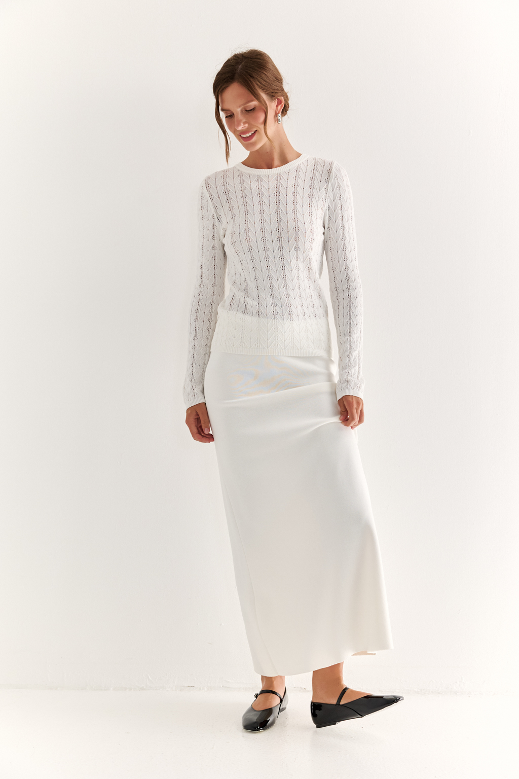 Джемпер прилегающего силуэта  ажурной вязки.