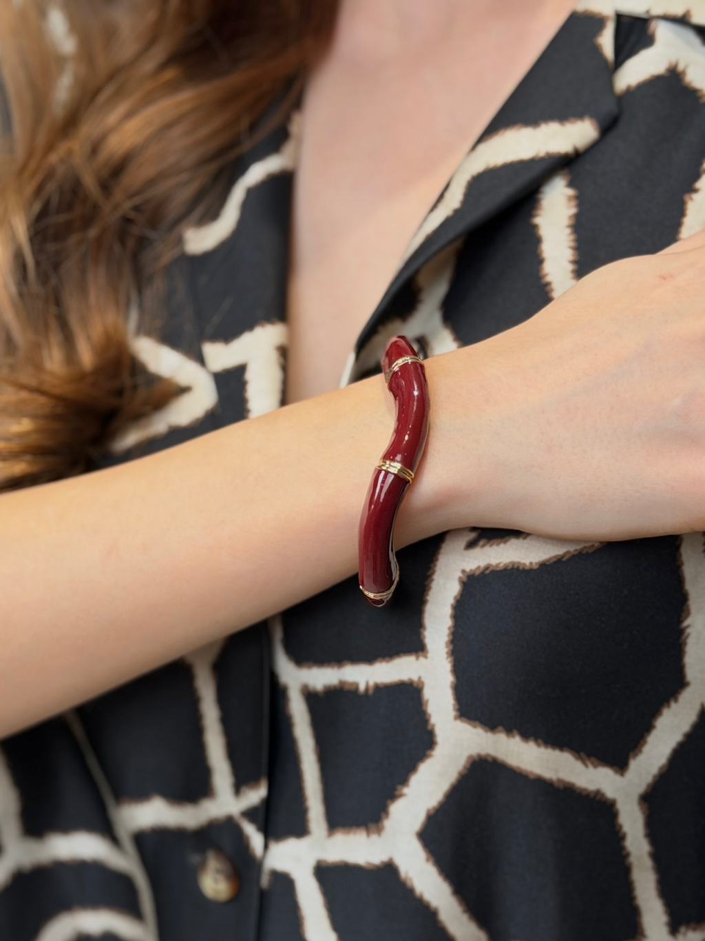 Браслет женский, в винтажном стиле. Выполнен из гипоаллергенного бижутерного сплава и пластика, легкий по весу.