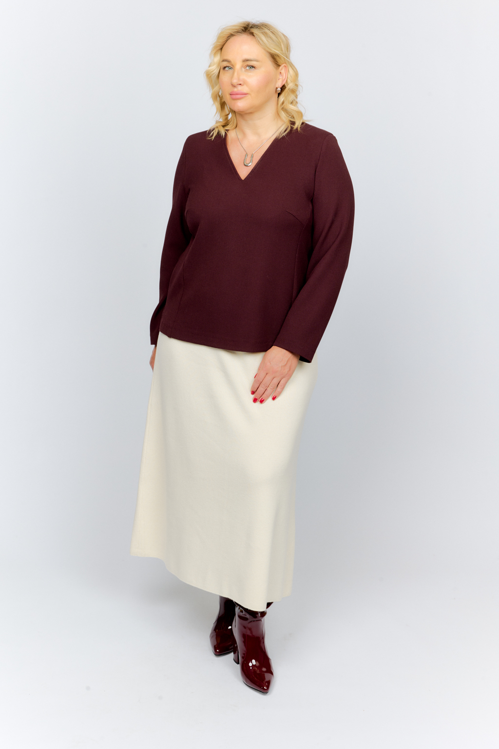 Блуза с V-образным вырезом прямого кроя и рукавом 7/8.