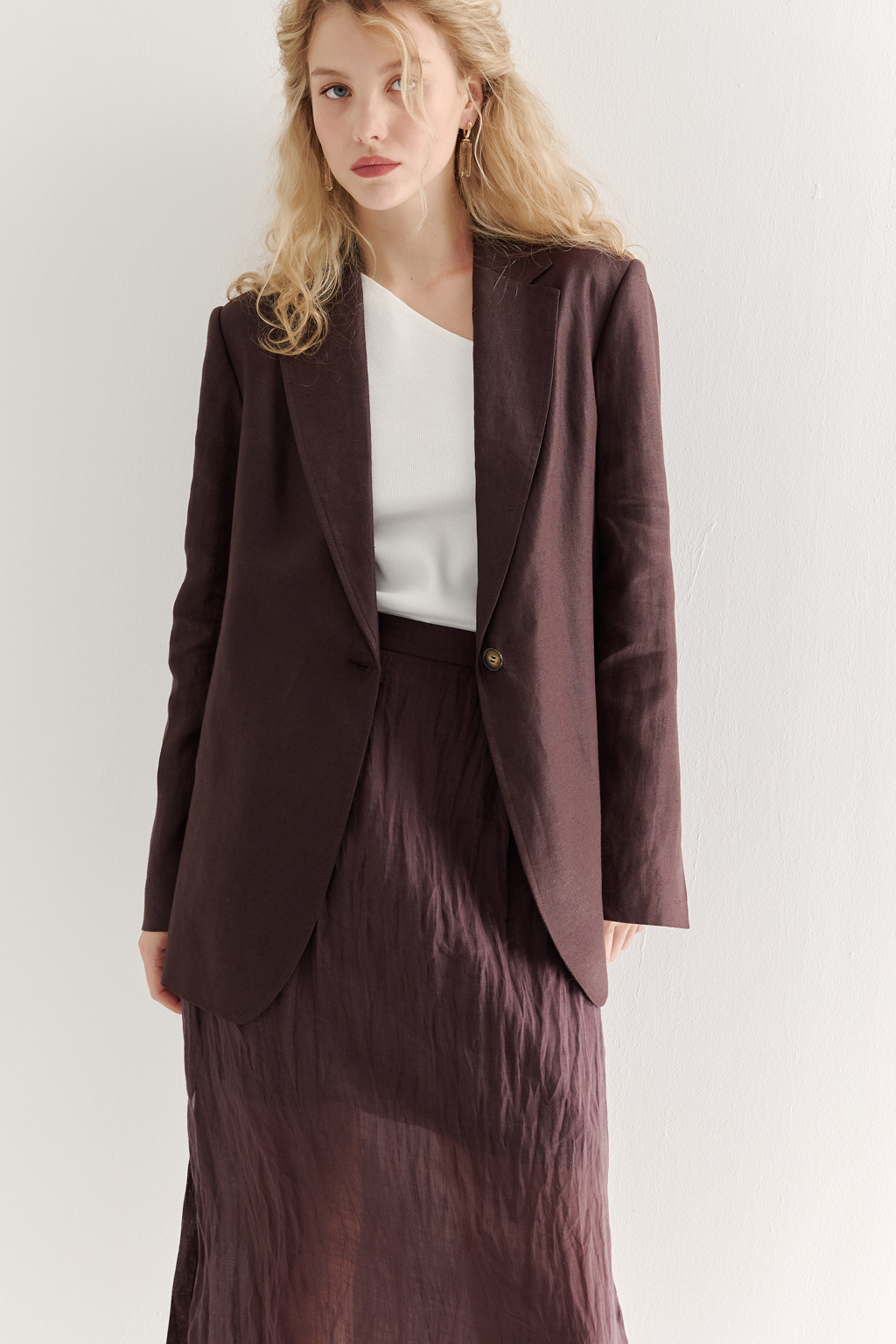 Универсальная прямая юбка отличается свободой кроя, позволяющей создать на её поверхности неповторимый крэш-эффект. Изготовленная из стопроцентной крапивы благородного коричневого оттенка, она обладает уникальной текстурой и естественной элегантностью. Эластичный пояс и разрезы в боковых швах обеспечивают оптимальный комфорт и удобство в движении. Эта юбка станет идеальным дополнением к жакетам из крапивы, льна и хлопка, а также прекрасно сочетается с трикотажными топами, создавая гармоничный и стильный образ. Для сохранения безупречного внешнего вида рекомендуется хранить платье в свернутом виде.