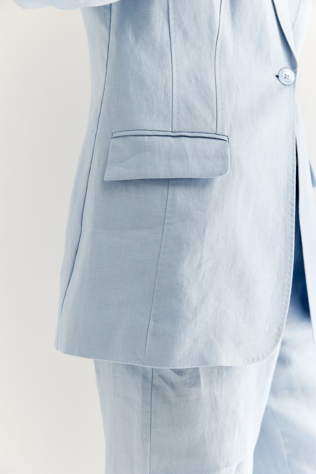 Представляем жакет из льняного твила с эффектом air wash, выполненный в изысканном акватически голубом цвете. Этот жакет из стопроцентного тактильного льна воплощает главные тенденции сезона – расслабленность и утонченную элегантность, объединяя их в концепции нового комфорта. Жакет отличается полуприлегающим свободным силуэтом, дарящим ощущение мягкости и комфорта. Внимание к каждой детали проявляется в отделке швов лацкана, воротника и борта имитацией «ручного стежка, сложной и проработанной до мелочей окантовкой внутренних швов и частичной подкладки. Клапаны украшают входы в карманы-рамки, а изящный абрис воротника и лацкана, частичная подкладка и шлица на спинке, в сочетании с акцентом на талии, превращают этот жакет в абсолютный must-have сезона. Универсальный стиль данного жакета позволяет создавать бесчисленное количество образов.