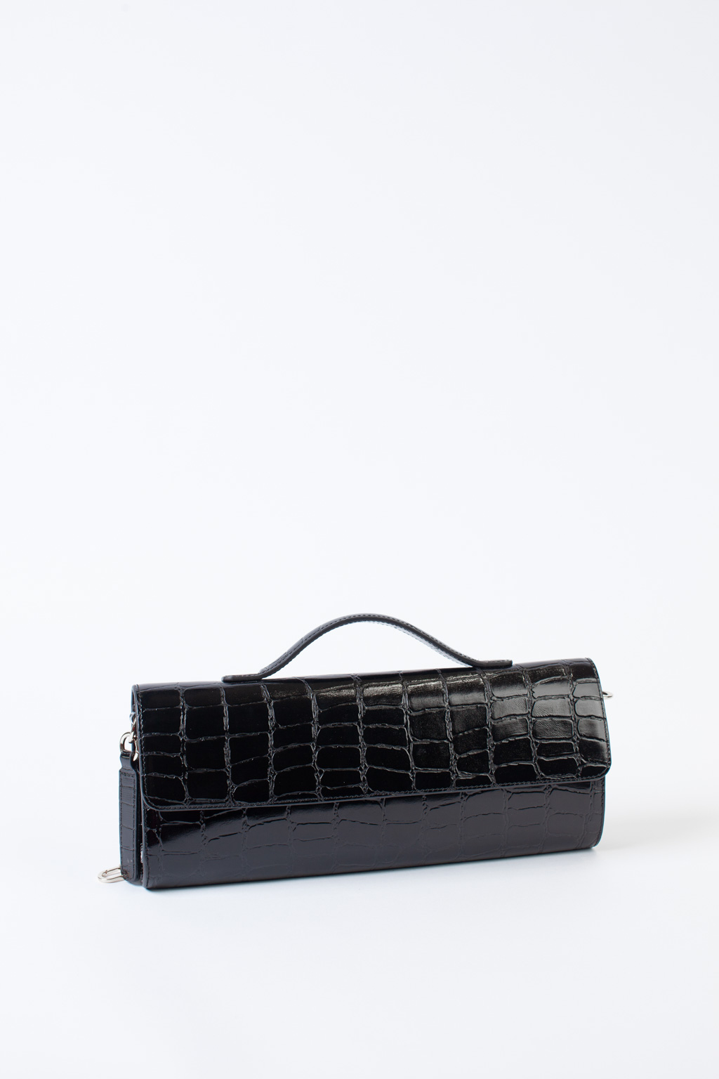 Сумка клатч выполнена из 100% натуральной кожи с тиснением под крокодил. Сочетание роскошной текстуры, практичности и элегантности для особых случаев. Надежная магнитная застежка обеспечивает безопасность и легкий доступ. Сумка имеет дополнительный регулируемый ремешок. Размеры сумки: 14*30*30 см