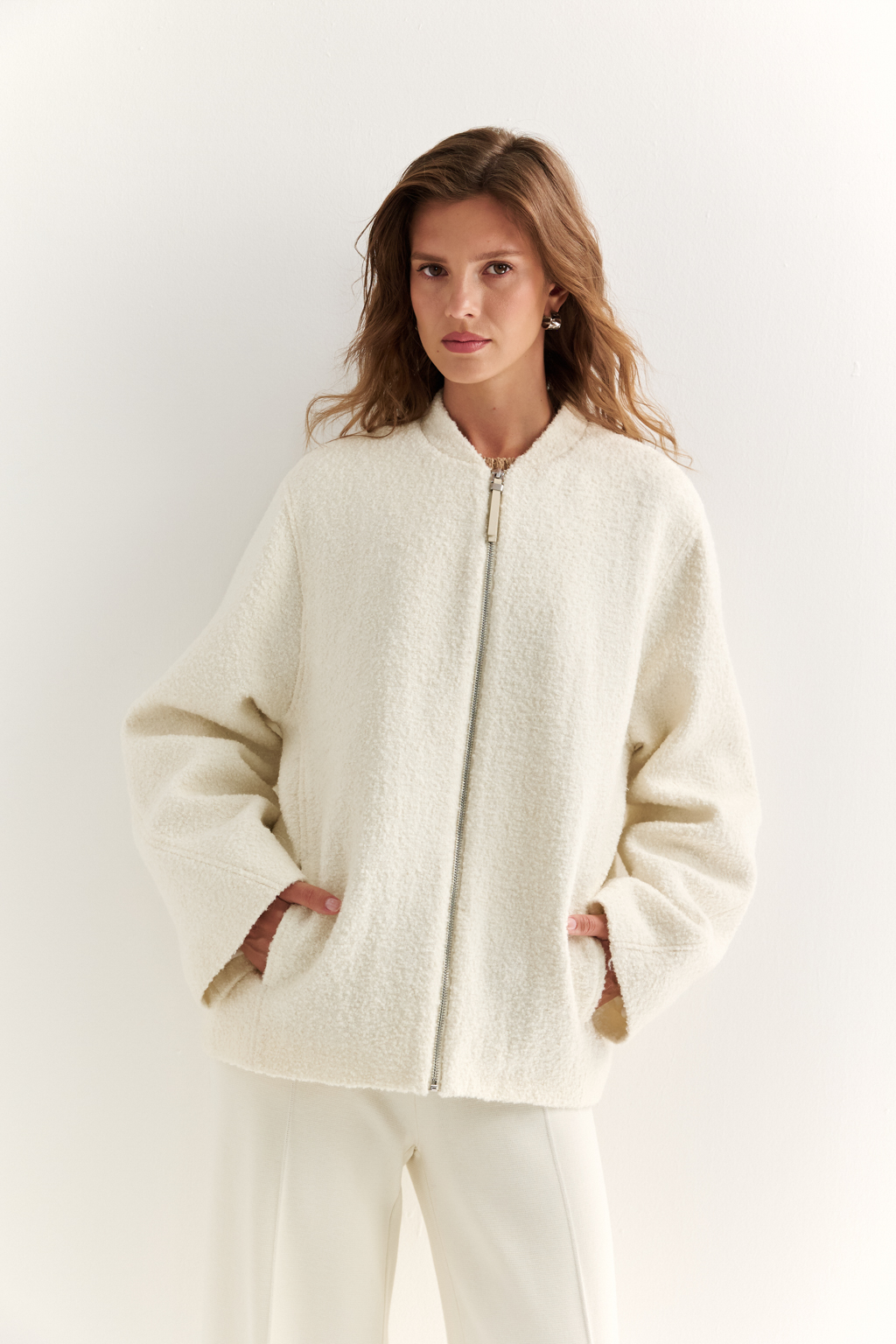 Куртка оверсайз силуэта длиной до бедер с застежкой на молнию