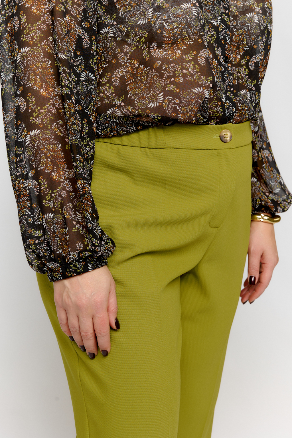 Брюки прямого силуэта слегка зауженные к низу с карманами по бокам. Пояс по спинке на резинке.