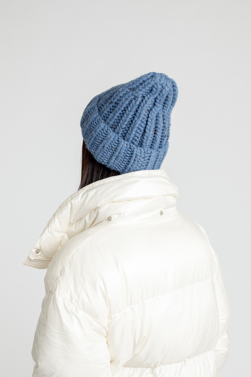 Шапка женская крупной вязки с отворотом.