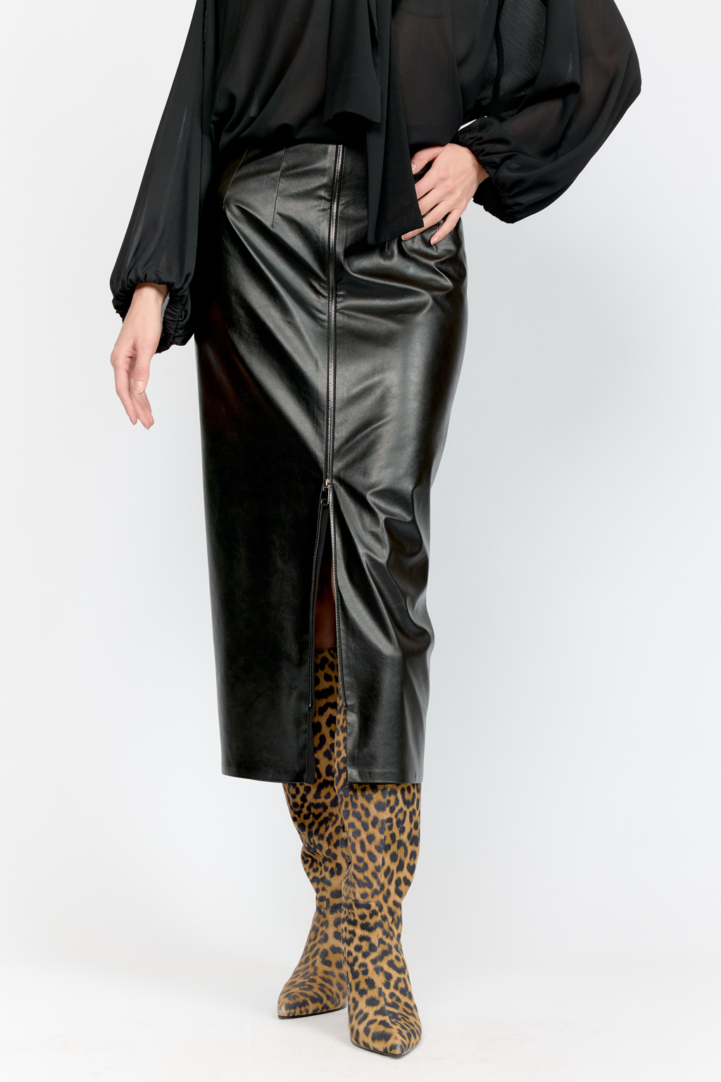 Юбка прямого кроя полуприлегающего силуэта с акцентной застежкой на металлическую молнию спереди из черной экокожи .