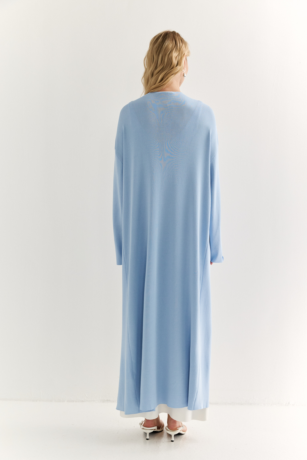 Кардиган длиной миди прямого силуэта с V-образным вырезом.