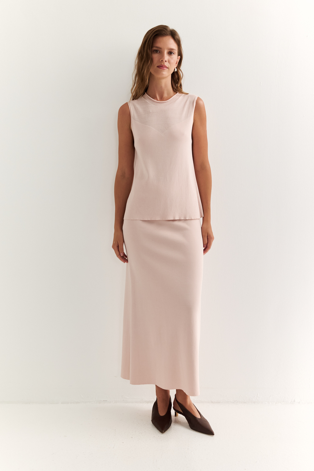 Юбка силуэта трапеции длиной миди.