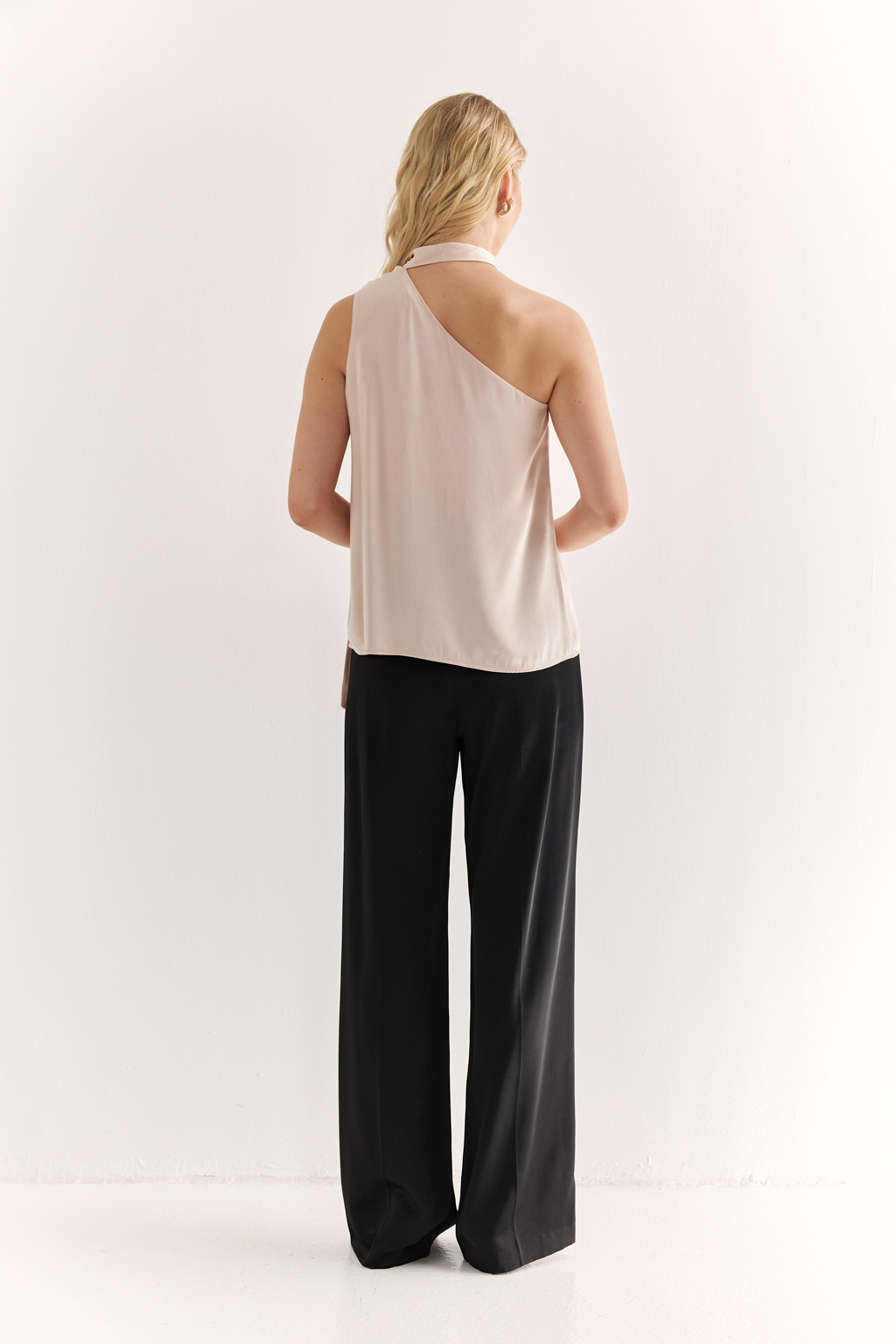 Топ с ассиметричной завязкой переходящей в шарф