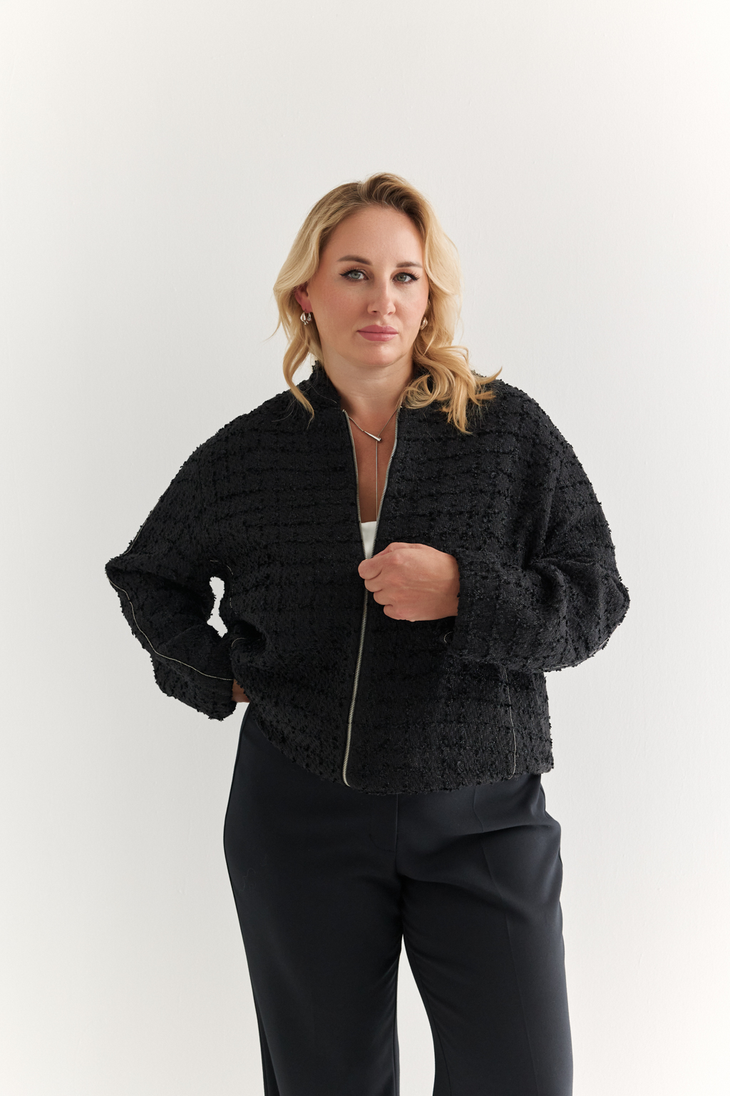 Бомбер в стиле Шанель свободного кроя на молнии и резинке по низу. Декоративная бисерная тесьма по рукавам и полочке. Идеально дополнит любой вечерний образ. Полиэстеровая ткань, из котрой выполнена модель,  практична  в уходе, устойчива к износу, долго сохраняет яркость цвета. Преимущества ткани: твид премиального качества. Мягкая фактурная поверхность выглядит благородно и современно. Ткань держит форму и устойчива к деформации, мягкая и приятная к телу.