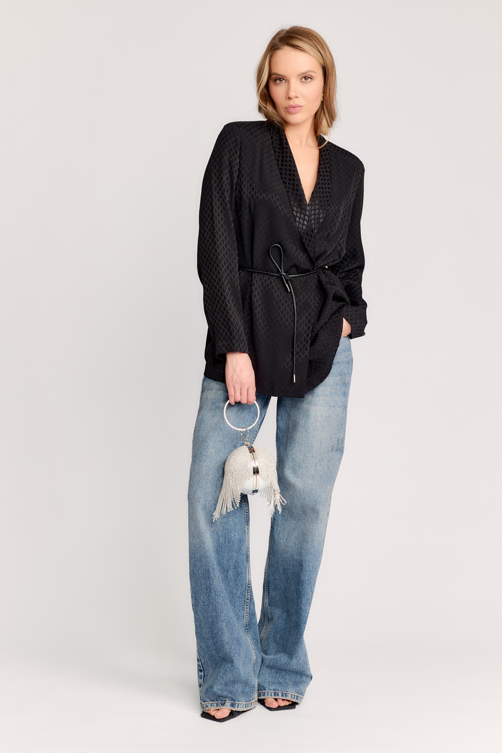 Жакет с воротником шалька. На талии кожаный шнур в виде пояса. Длина до бедер.