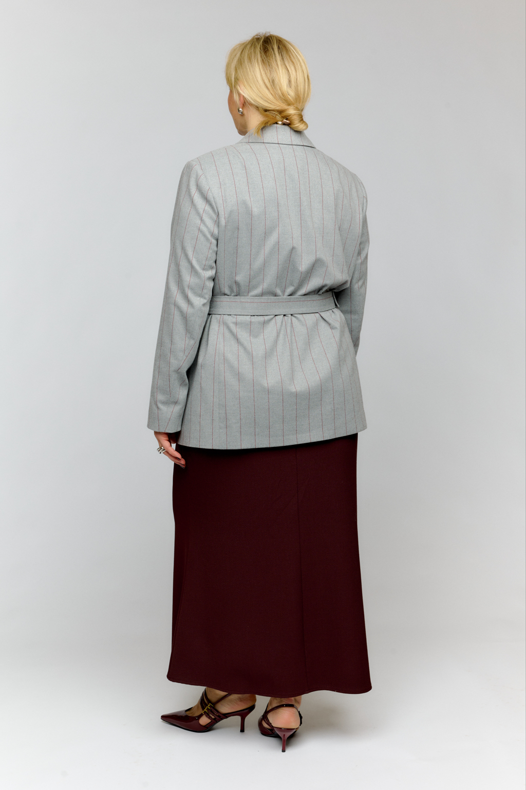 Жакет полуприлегающего силуэта с декоративными разрезами по боковым швам. Приталивается за счет пояса.