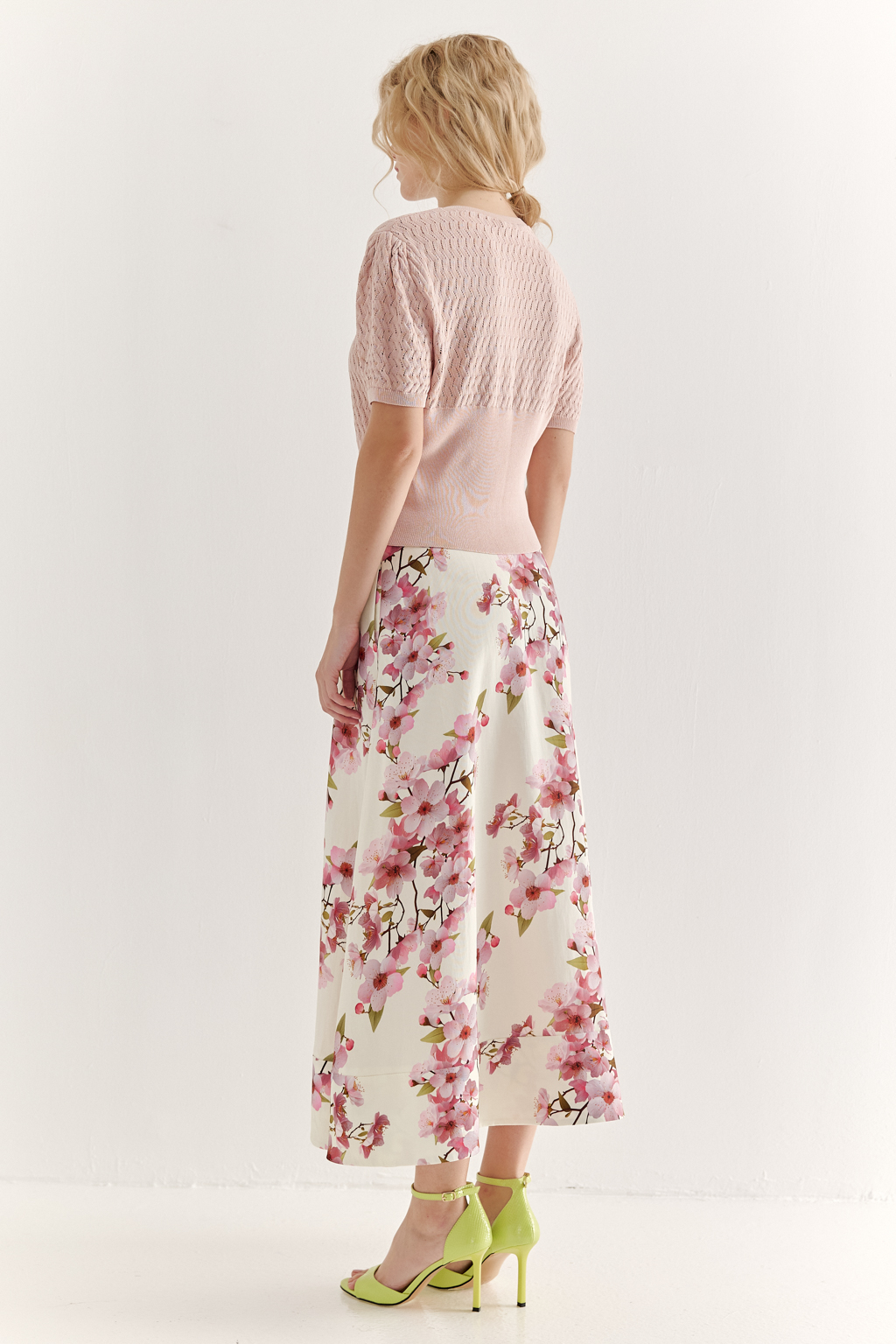 Юбка миди с силуэтом полусолнце, создана из плотной, но при этом пластичной ткани, где основу составляют волокна вискозы и льна. Расширяющийся книзу силуэт дополнен притачным бордюром по нижнему краю, что подчеркивает женственность образа. Ключевой деталью, является эксклюзивный принт, разработанный в дизайн-бюро бренда. В этом принте нежные розовые цветы сакуры и молочный оттенок фона образуют гармоничное, элегантное сочетание, рождающее ощущение красоты и утонченности. Предлагаем носить эту юбку с льняными жакетами в светлых тонах, а так же с корсетом из этой же ткани или вязанными блузами в розовом цвете.