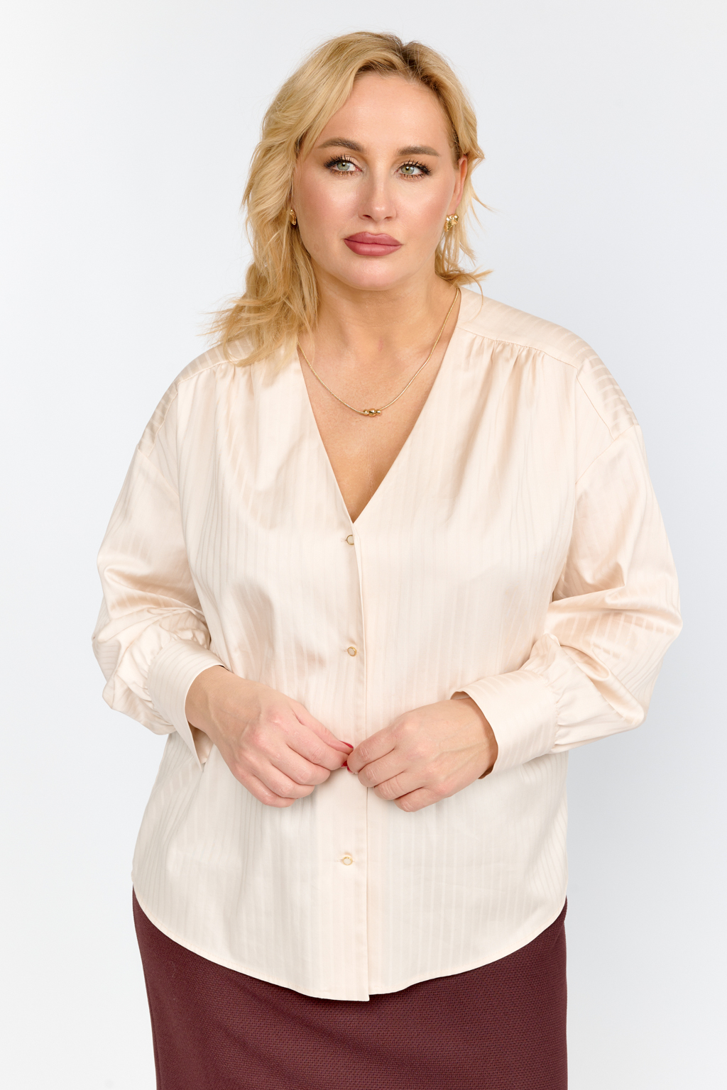 Блуза с V-образным вырезом свободного силуэта с застежкой на пуговицах. Рукав объемный полной длины на манжете.