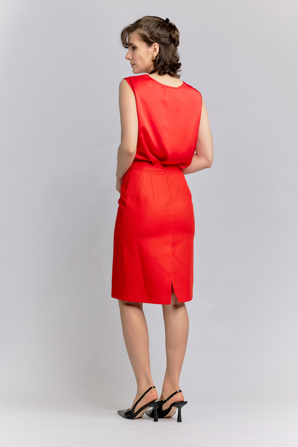 Блуза свободного прямого кроя.