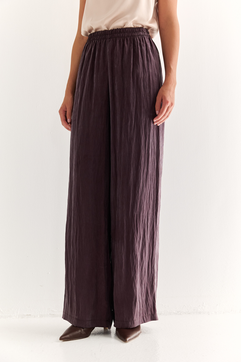 Брюки на резинке: комфорт в потоке движения

Эти свободные брюки созданы для тех, кто ценит лёгкость и свободу в каждом шаге. Посадка на мягкой резинке обеспечивает идеальную посадку по талии без лишнего давления, а струящийся силуэт дарит ощущение воздушности и комфорта.

Идеальный выбор как для активного дня, так и для расслабленного вечера. Подходят под рубашку, топ, жакет или джемпер — вариативны и всегда актуальны.

Современный ритм с максимальным комфортом.