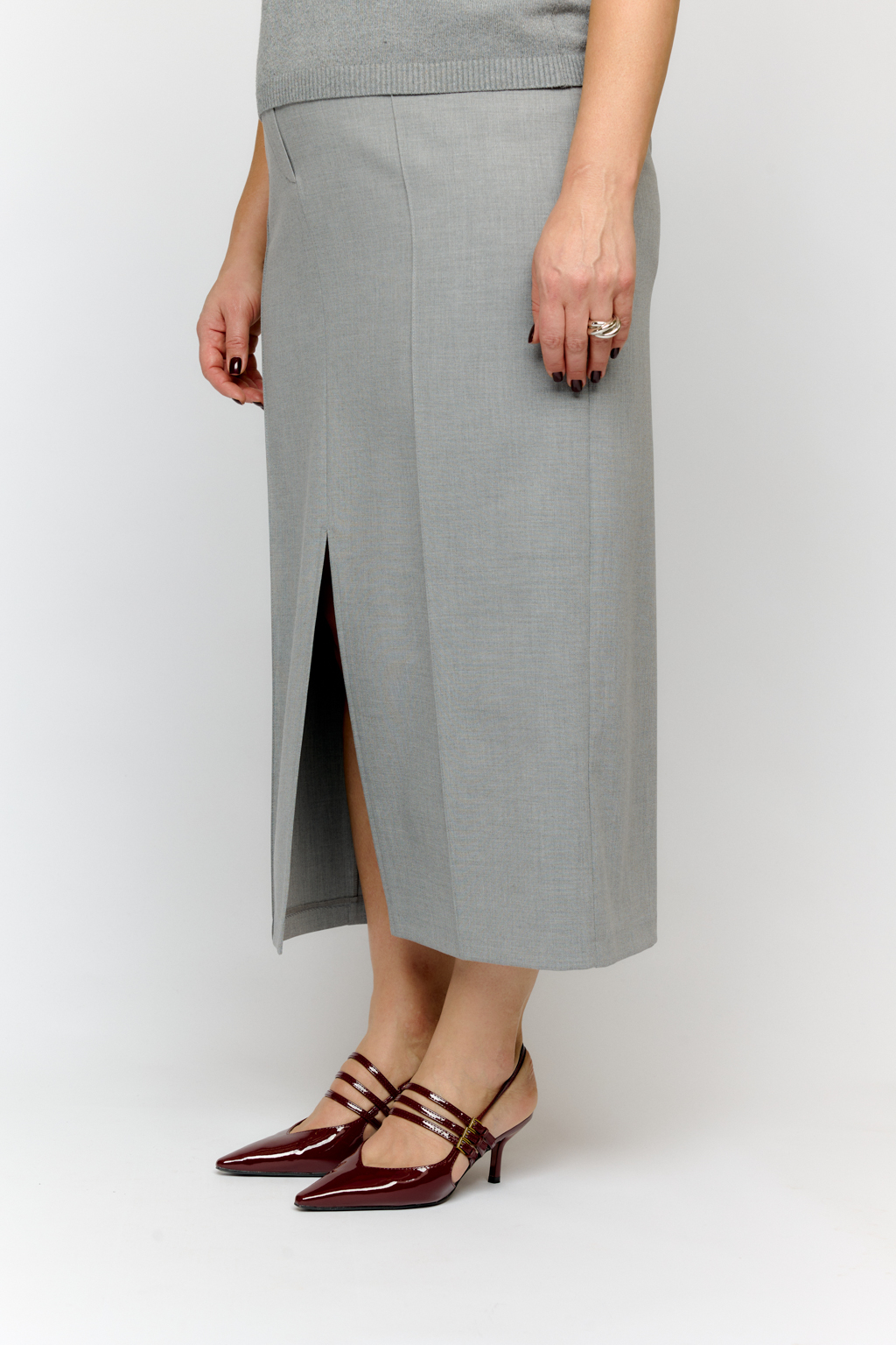 Юбка длиной макси с застроченными рельефами по передней части юбки.