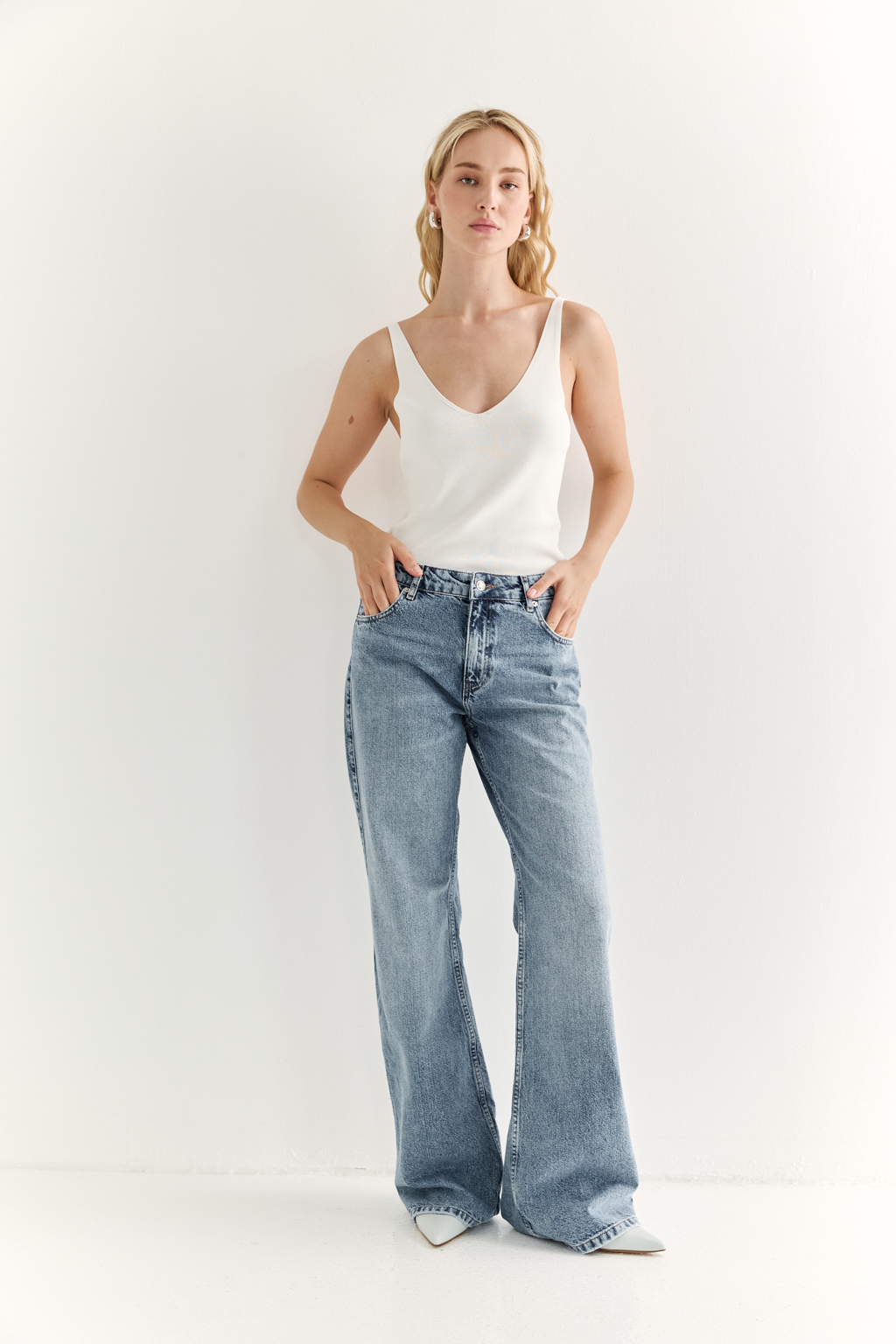 Джинсы baggy для расслабленных повседневных, уличных и офисных луков. Трендовая заниженная талия подчеркивает фигуру и акцентирует внимание на силуэте.